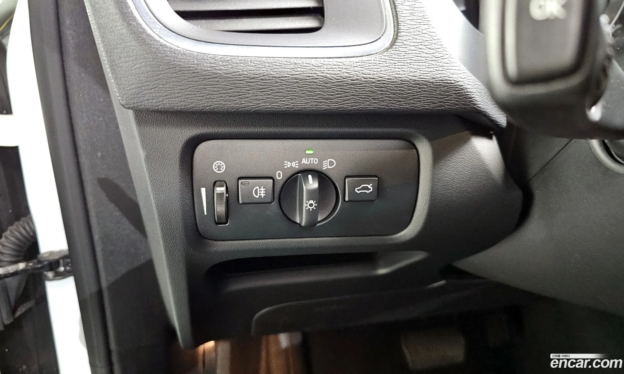Volvo V40 2017 YV1MV79K0H2412165 — 6