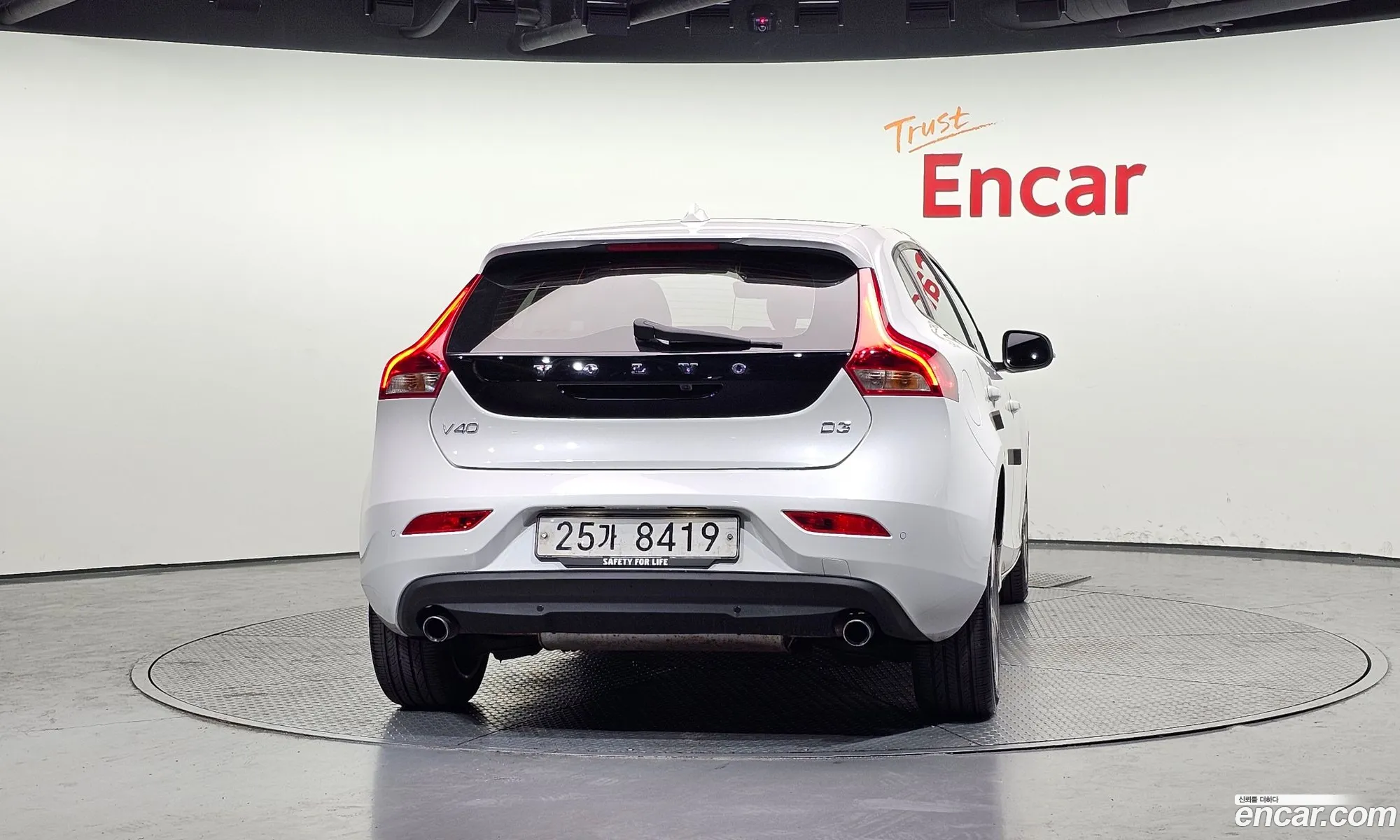 Volvo V40 2017 YV1MV79K0H2412165 — 2