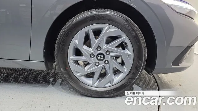 Hyundai Elantra 2024 — 17
