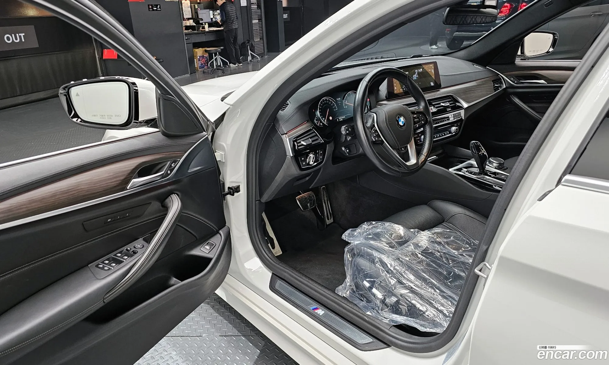 BMW 5 Series 2018 WBAJD9104JWC82380 — 4