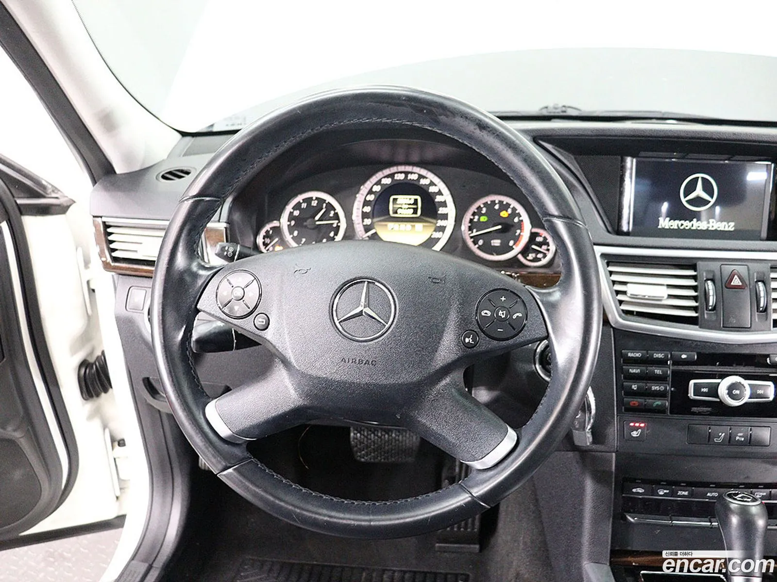 Mercedes-Benz E-Class W212 2011 — 12