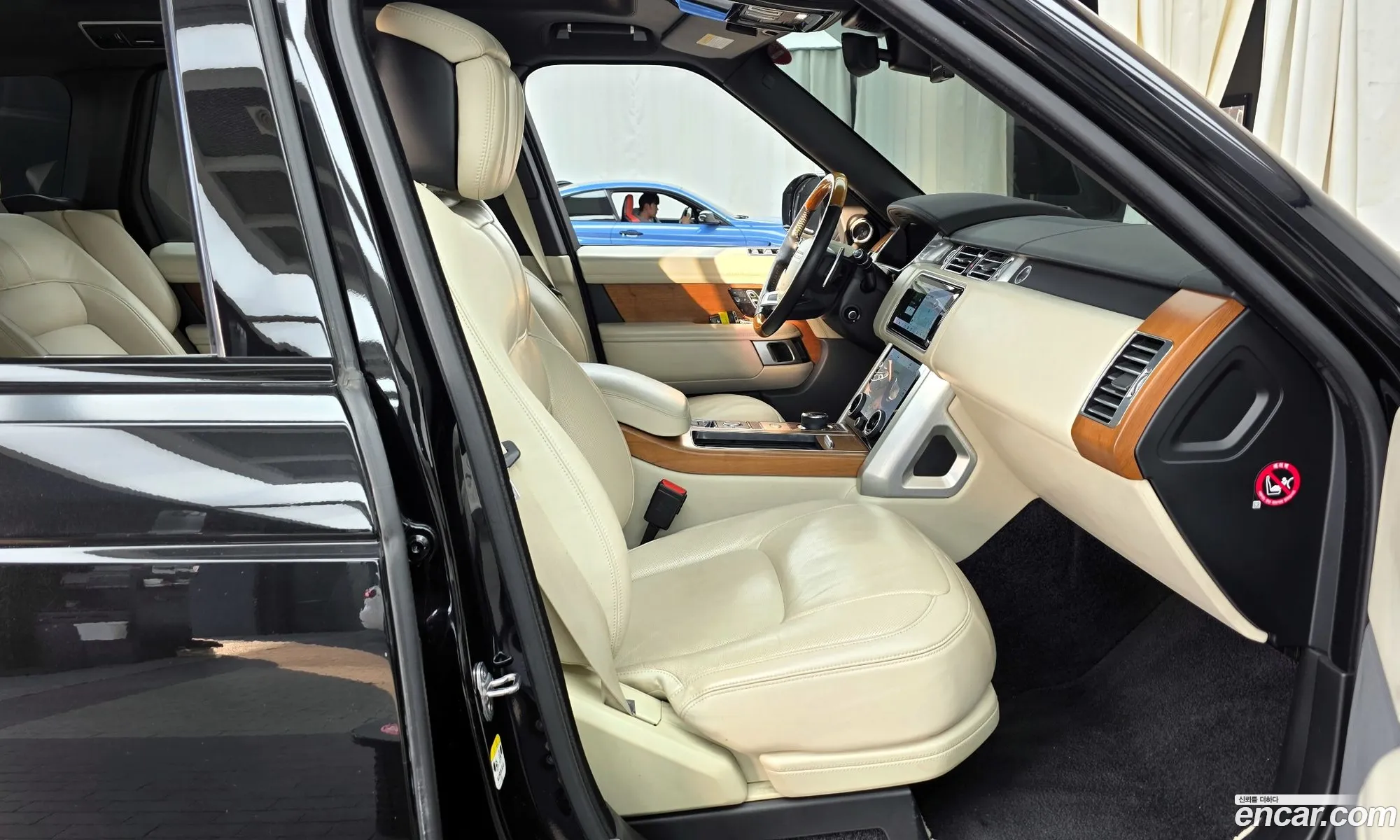 Land Rover Range Rover 2018 SALGA2BJ1JA508558 — 17