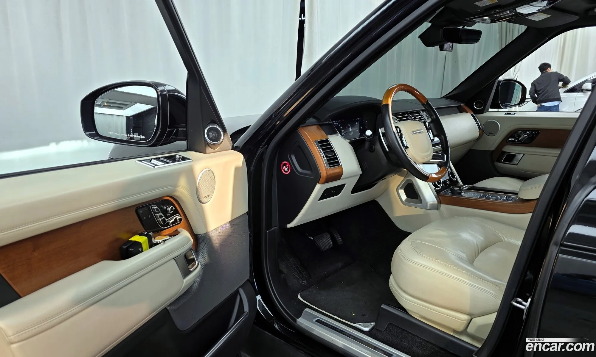 Land Rover Range Rover 2018 SALGA2BJ1JA508558 — 11