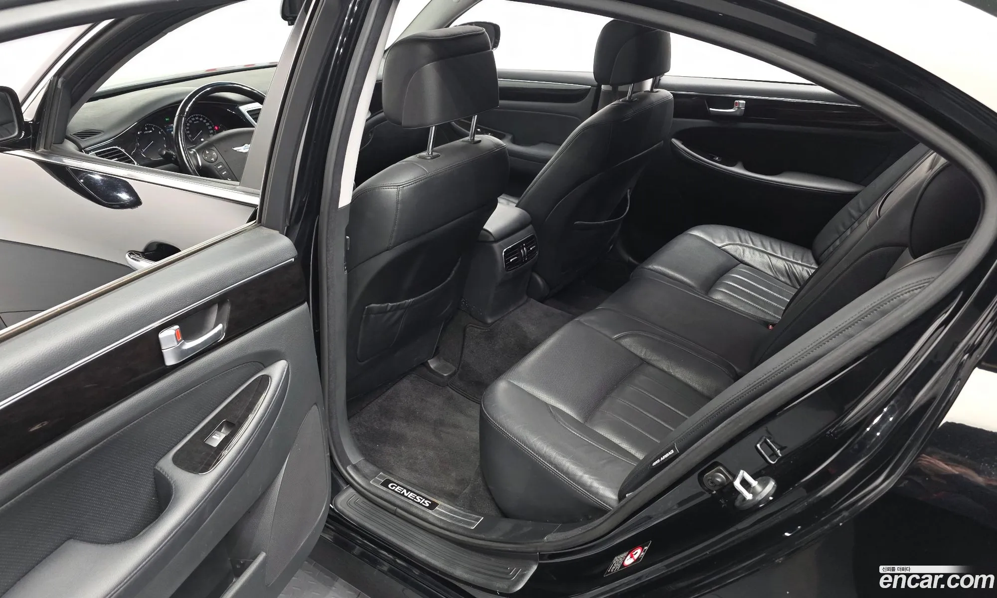 Hyundai Genesis 2011 — 17