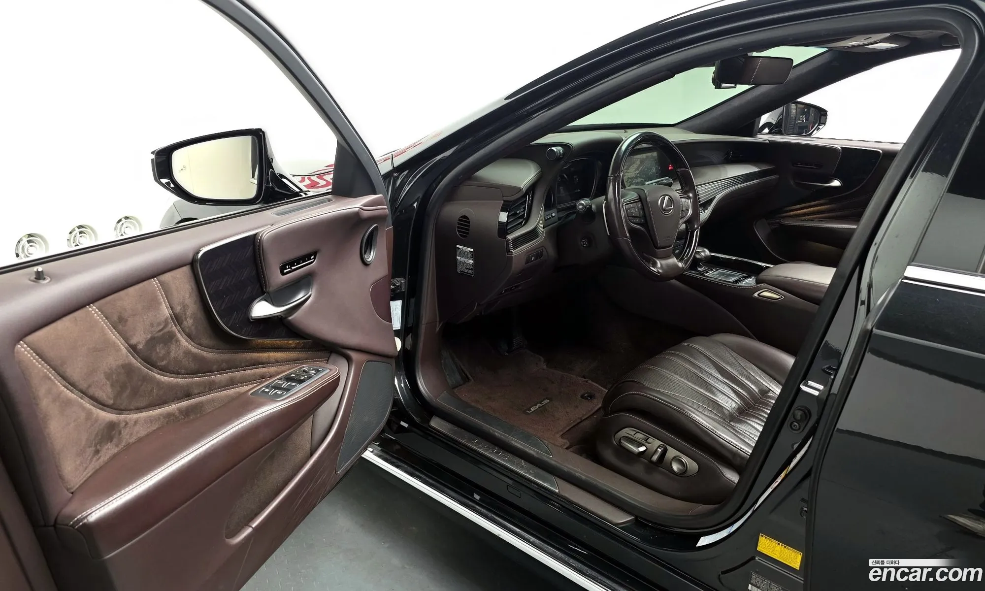 Lexus LS500h 2018 JTHCYLFF4J5000914 — 17