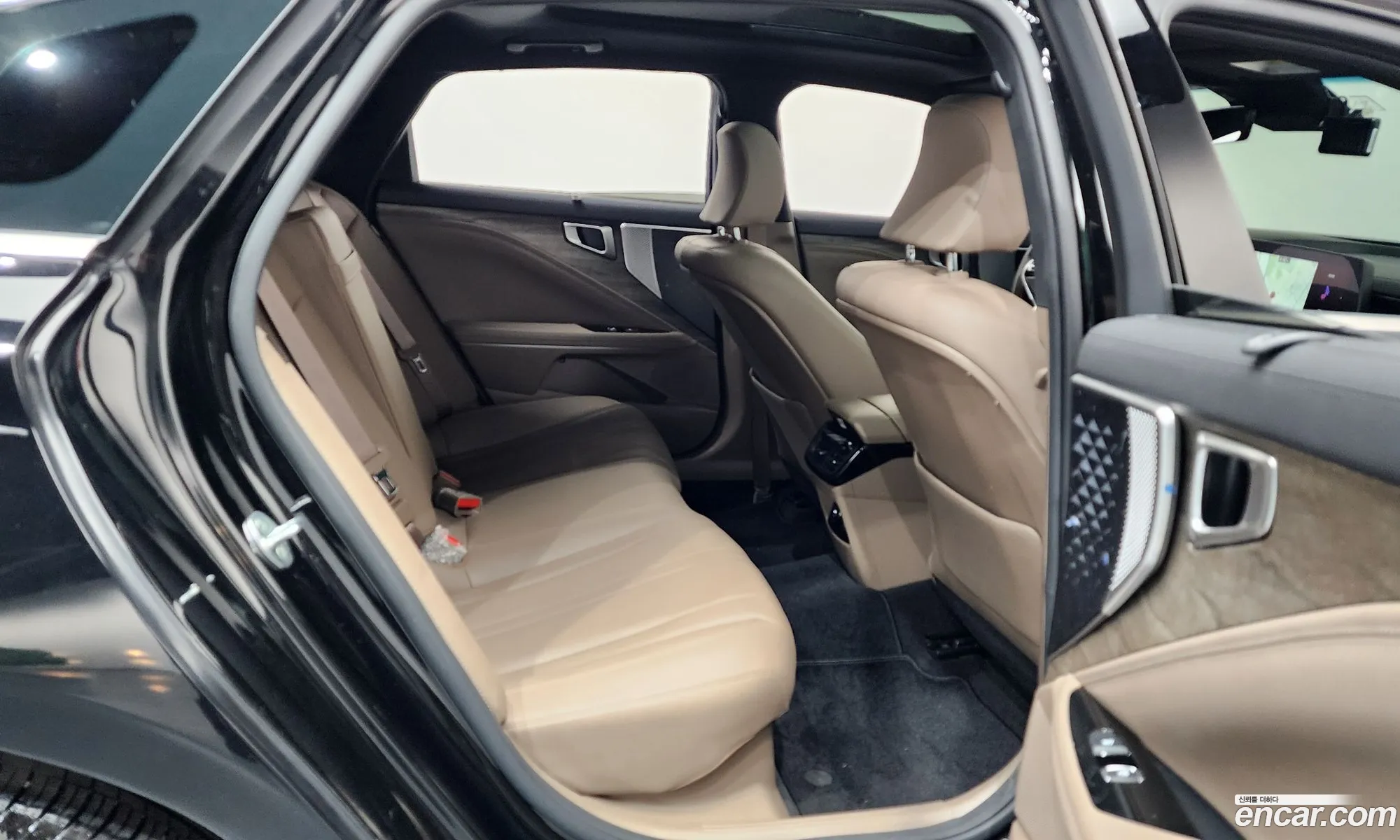 Kia K8 Hybrid 2022 — 40