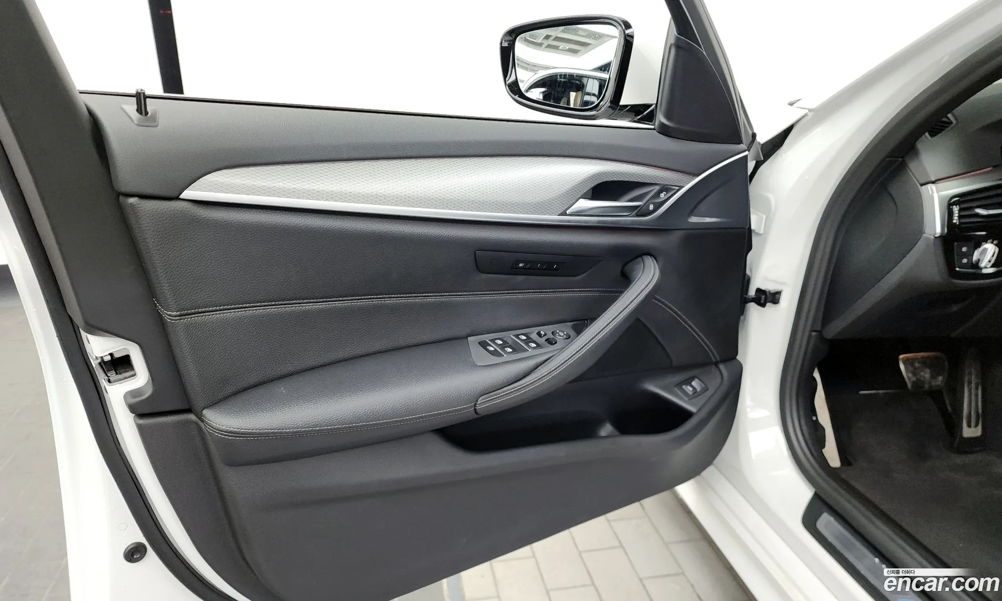 BMW 5 Series 2017 WBAJD9104JWC11597 — 30