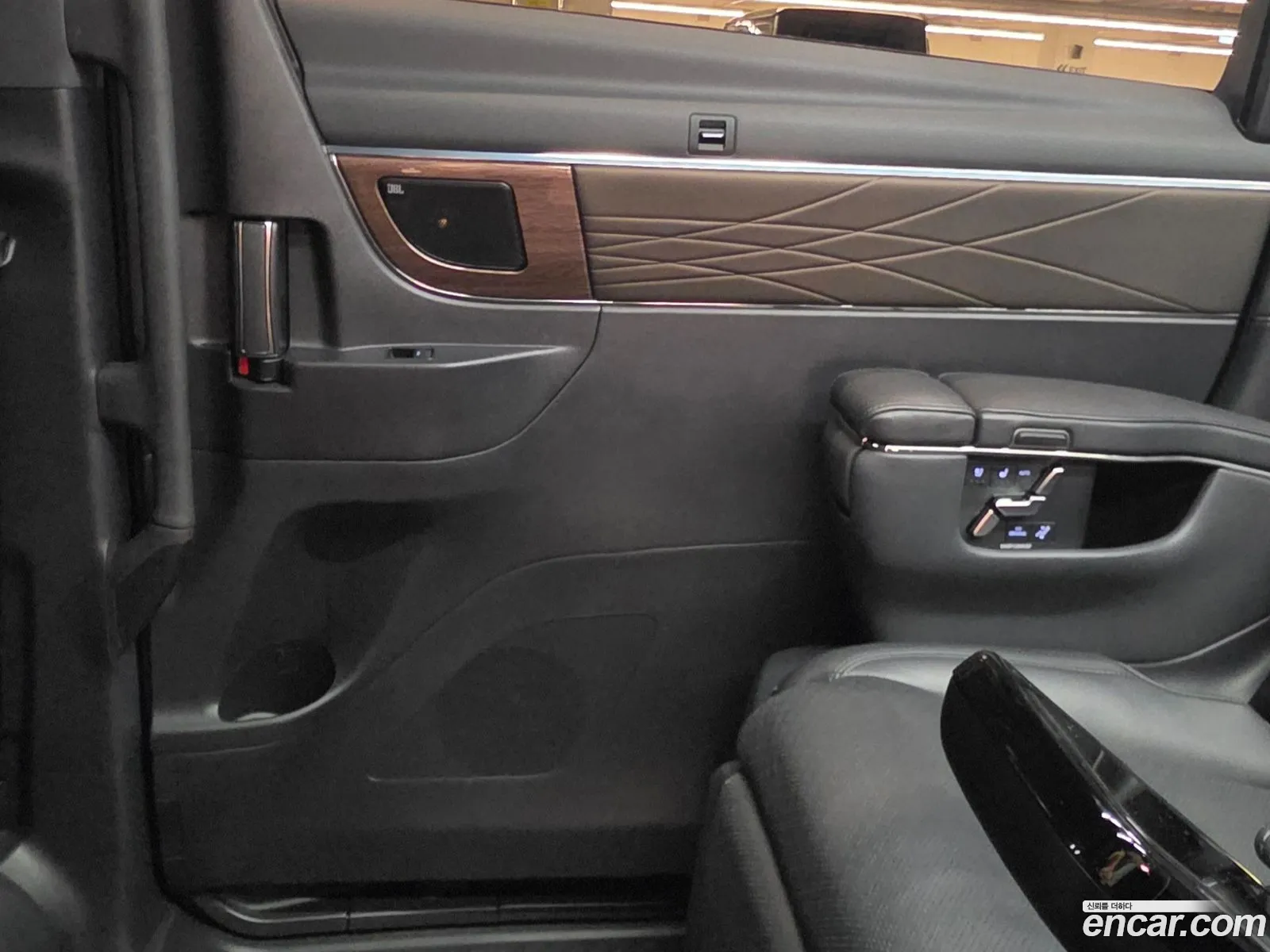 Toyota Alphard 2024 — 17