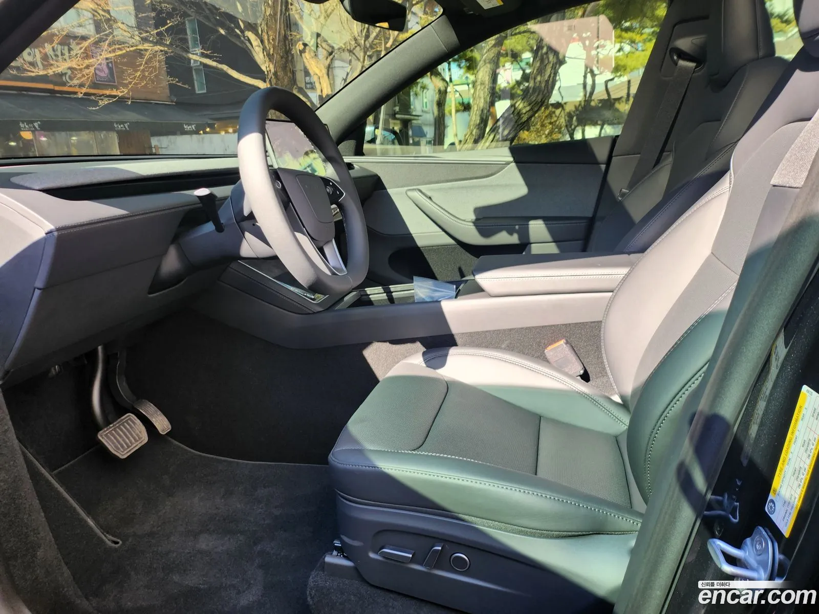 Tesla Model Y 2026 — 16