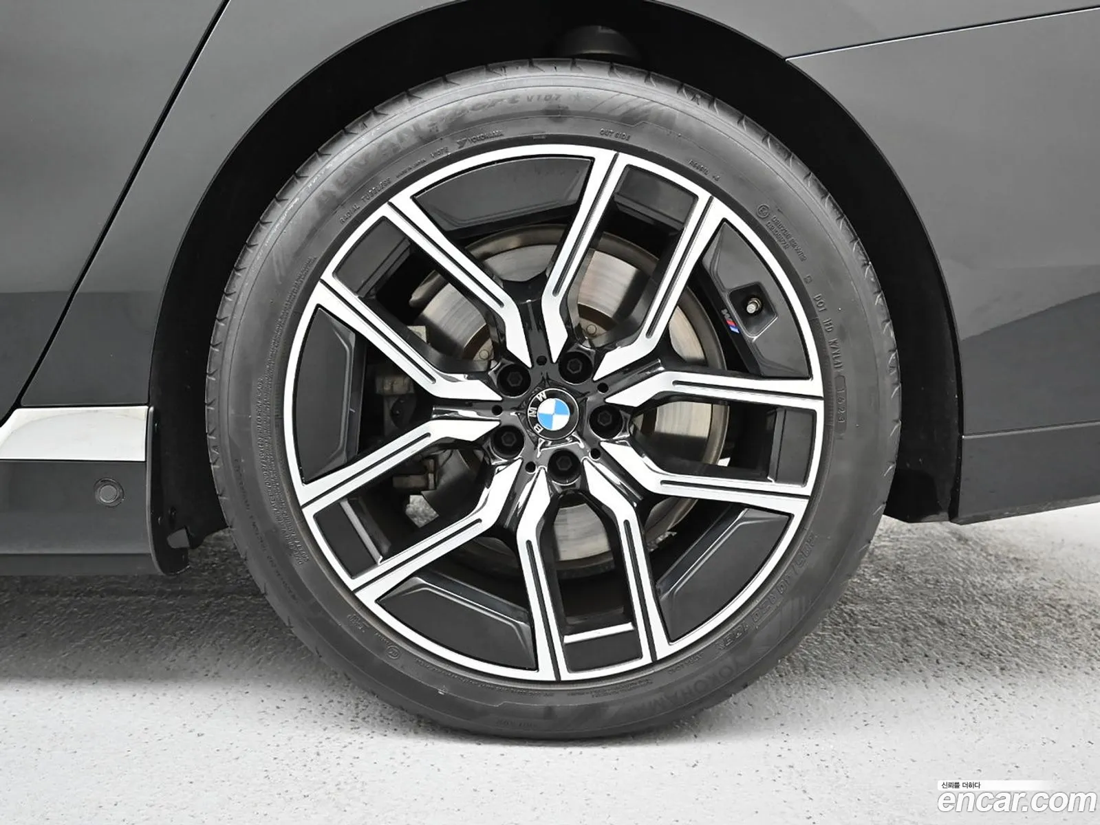 BMW i7 2023 — 18