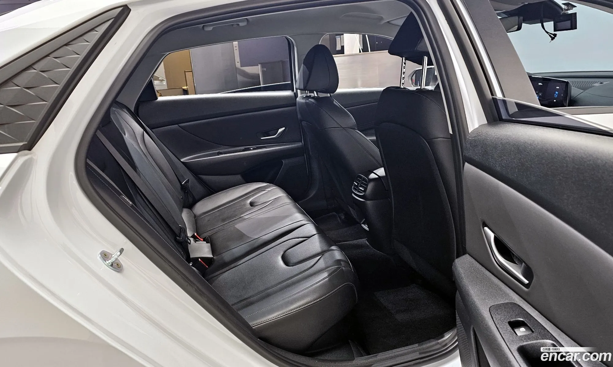 Hyundai Elantra Hybrid 2025 — 8