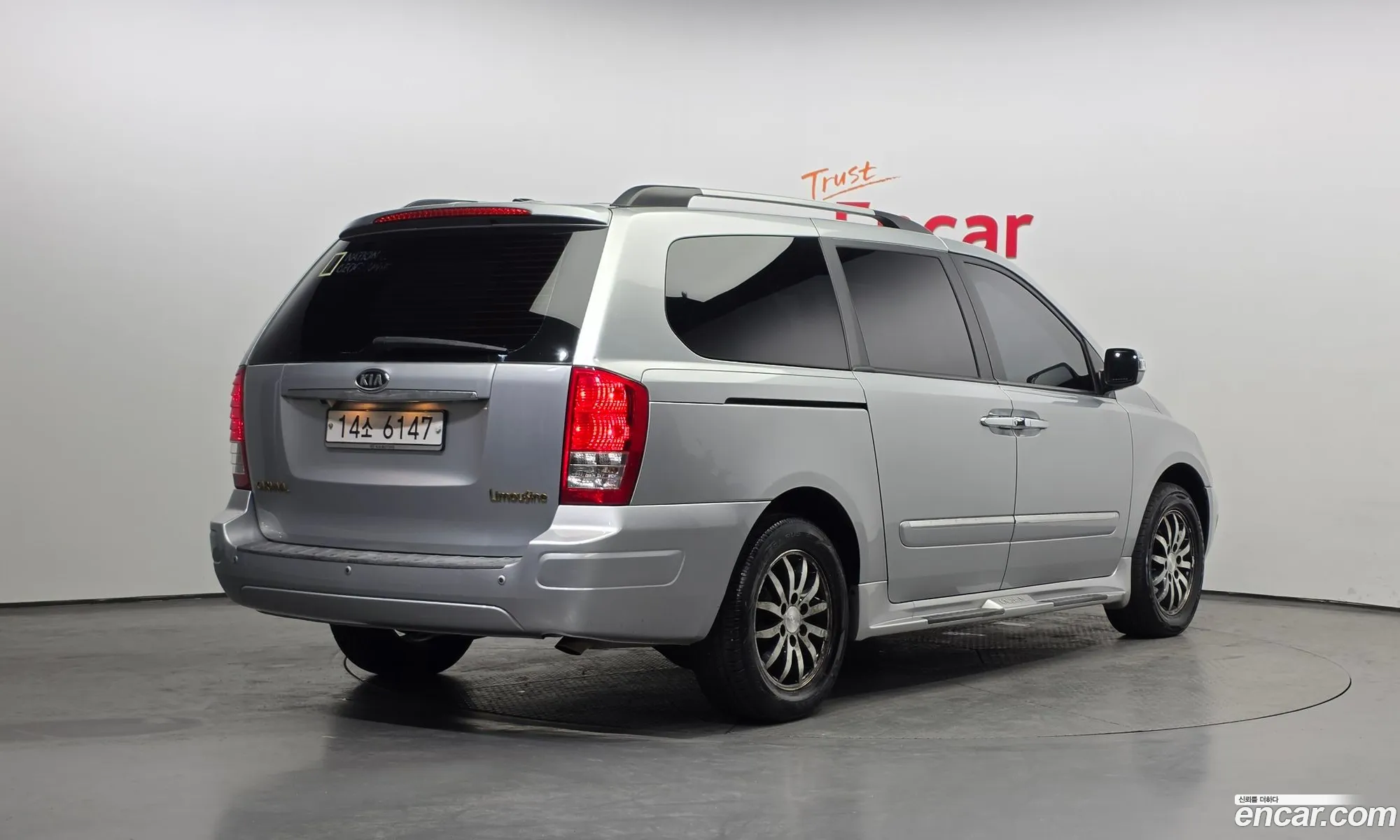 Kia Carnival R 2010 — 17
