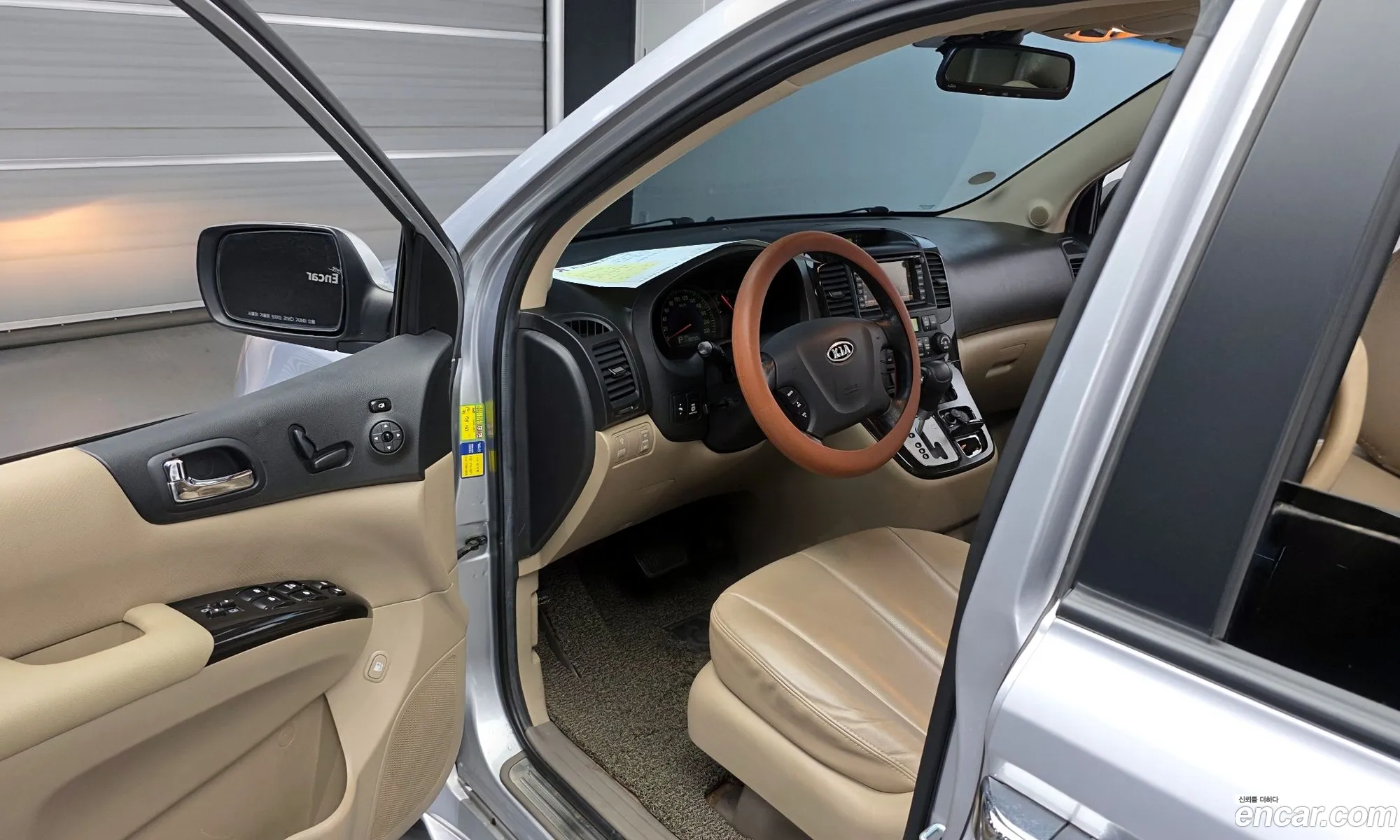 Kia Carnival R 2010 — 14