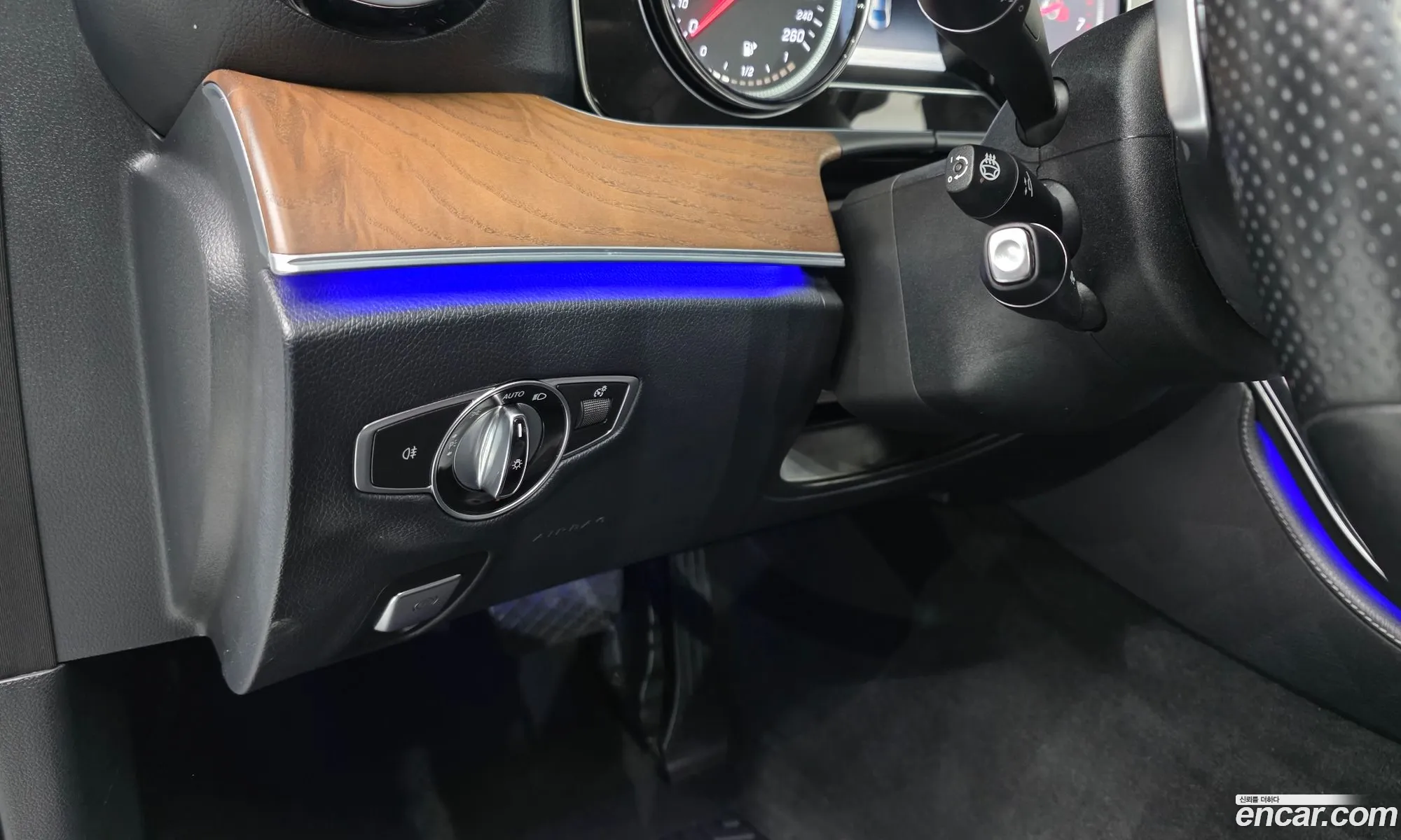Mercedes-Benz E-Class W213 2017 WDDZF4JB1JA340904 — 4
