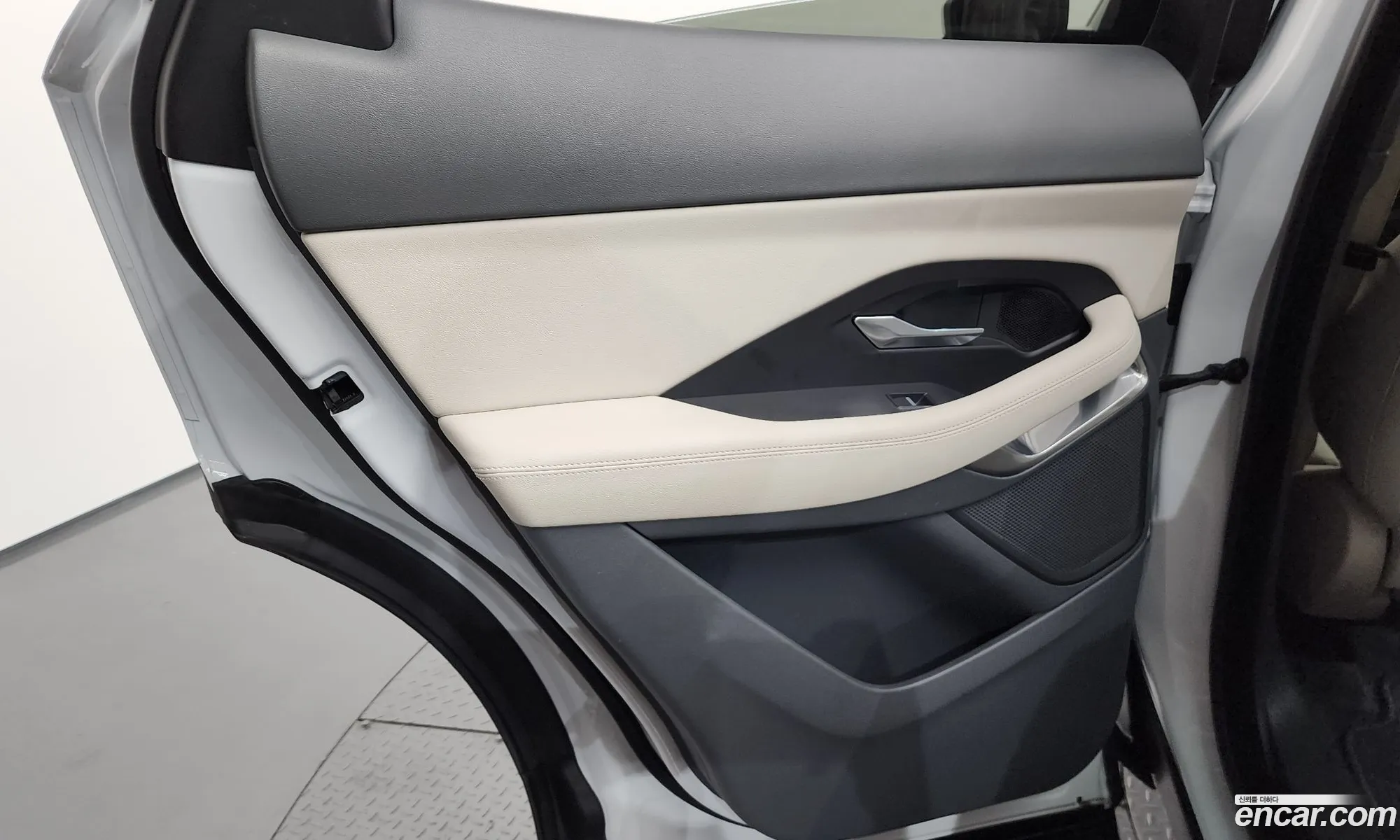 Jaguar E-Pace 2018 SADFA2BX5J1Z33275 — 10