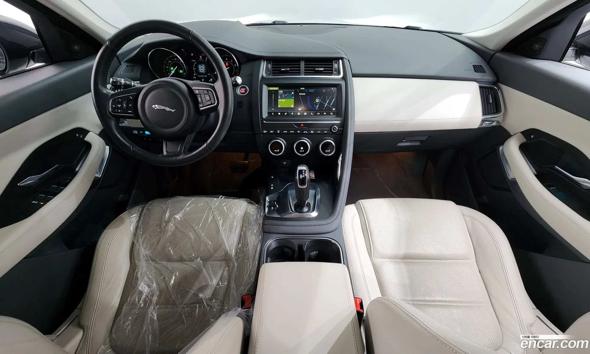 Jaguar E-Pace 2018 SADFA2BX5J1Z33275 — 29