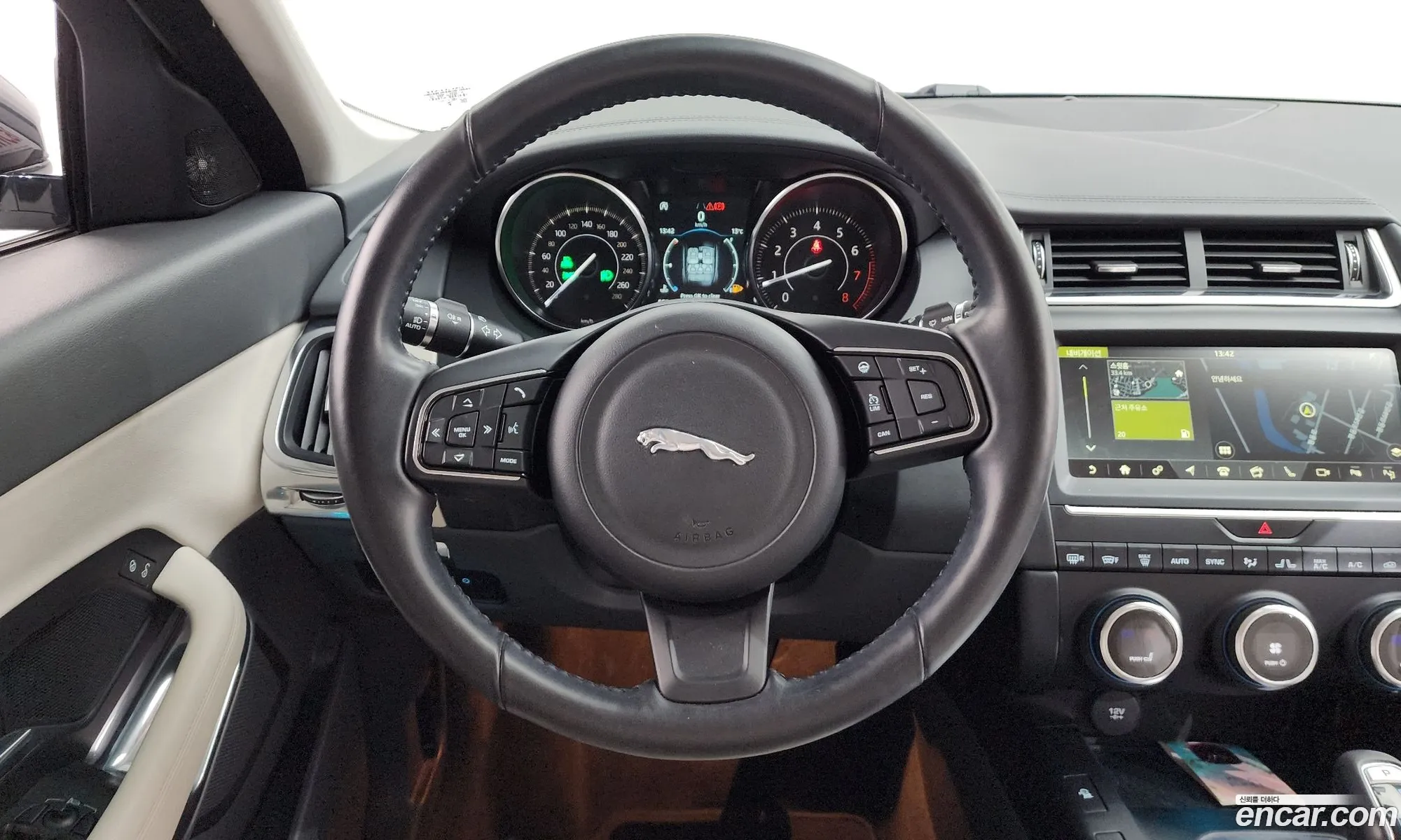 Jaguar E-Pace 2018 SADFA2BX5J1Z33275 — 30