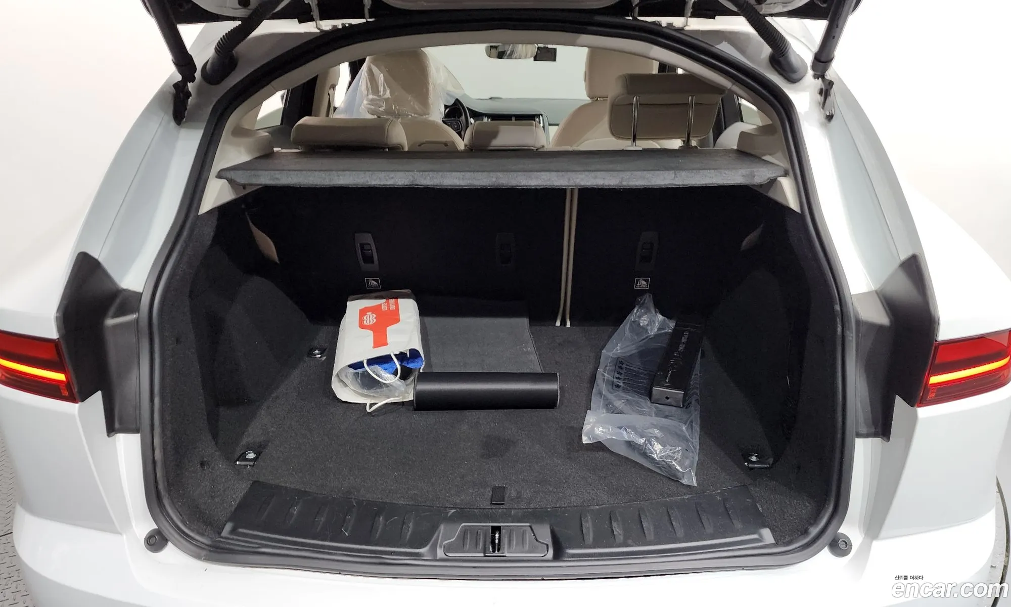 Jaguar E-Pace 2018 SADFA2BX5J1Z33275 — 17