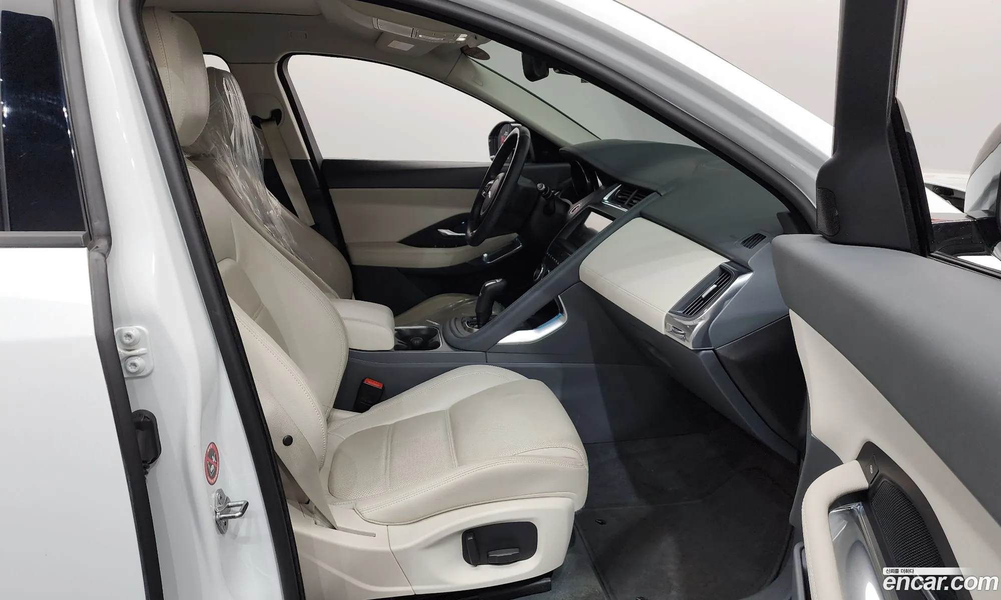 Jaguar E-Pace 2018 SADFA2BX5J1Z33275 — 23