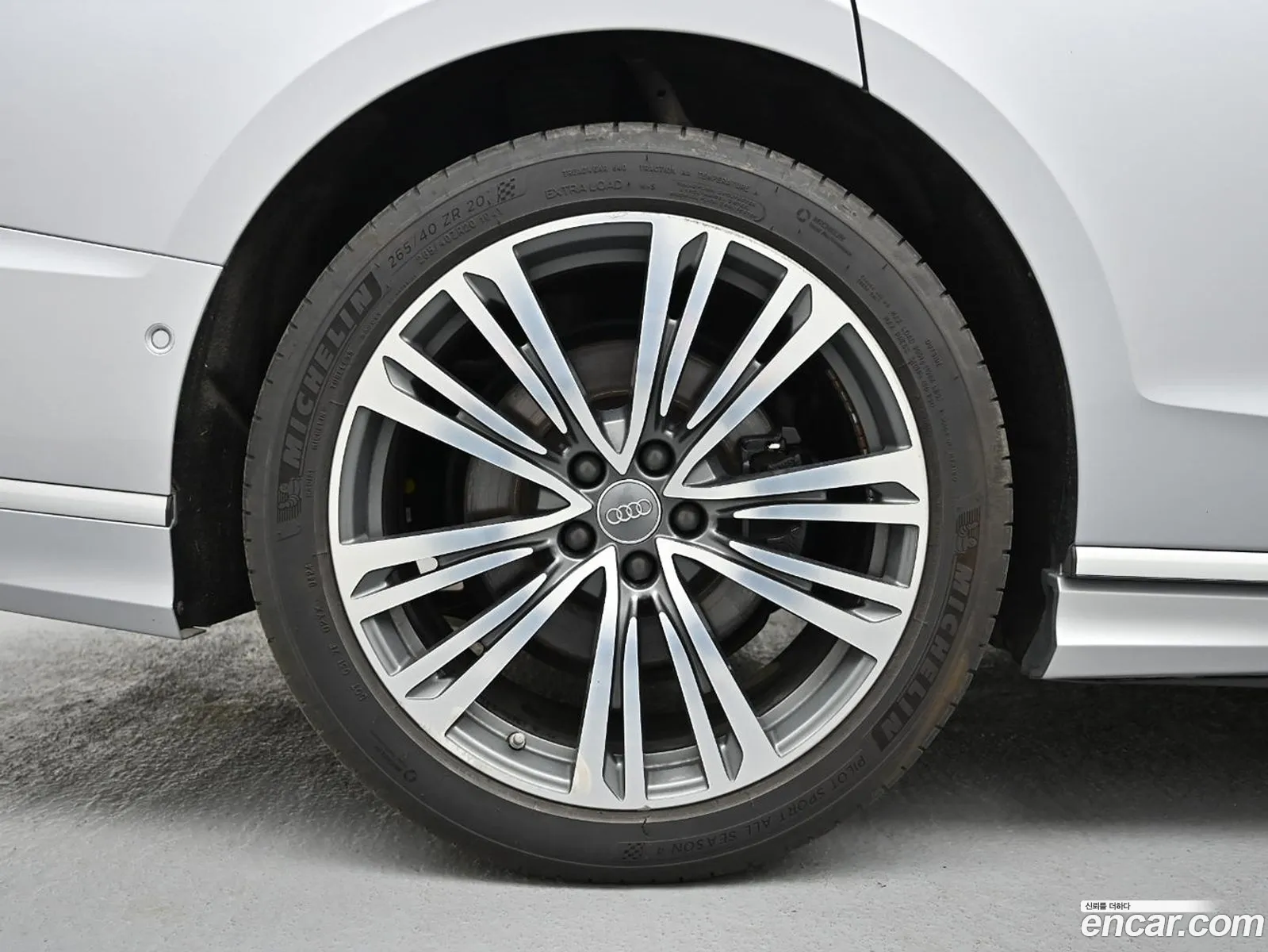Audi A8 2021 — 8