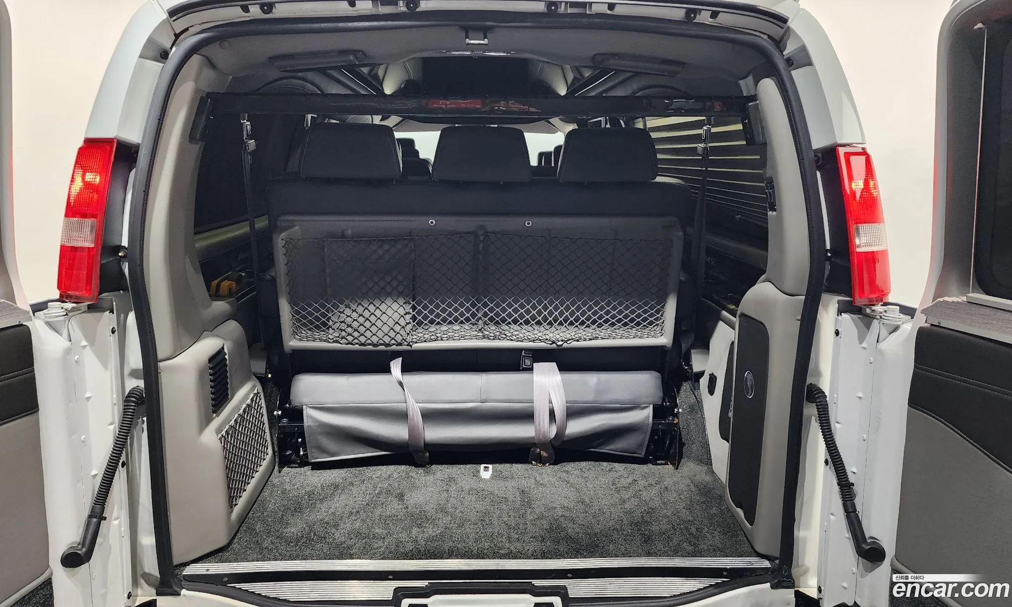 Chevrolet Express Van 2017 1GCWGBFG5H1136619 — 5