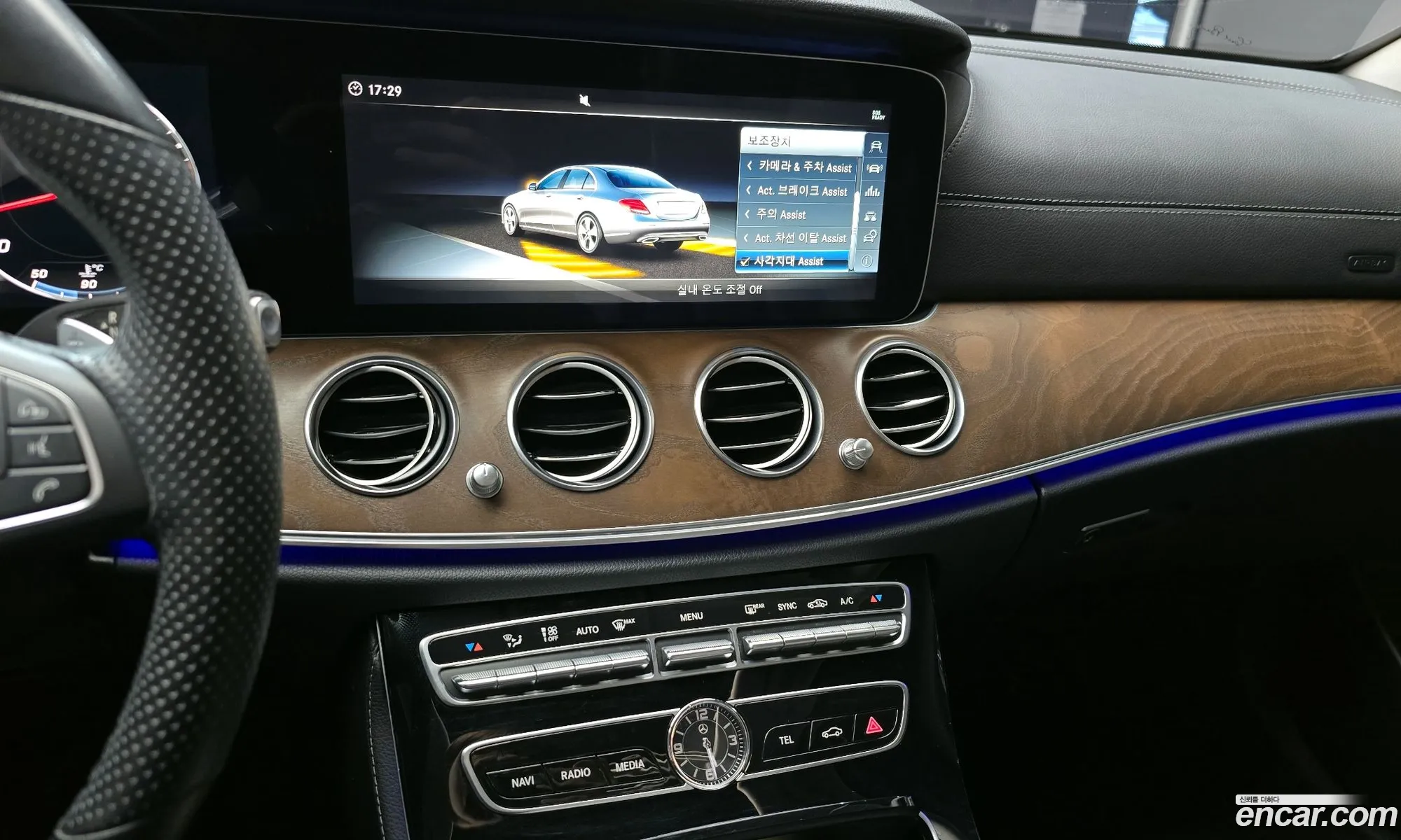 Mercedes-Benz E-Class W213 2018 WDDZF4KB6JA410010 — 17