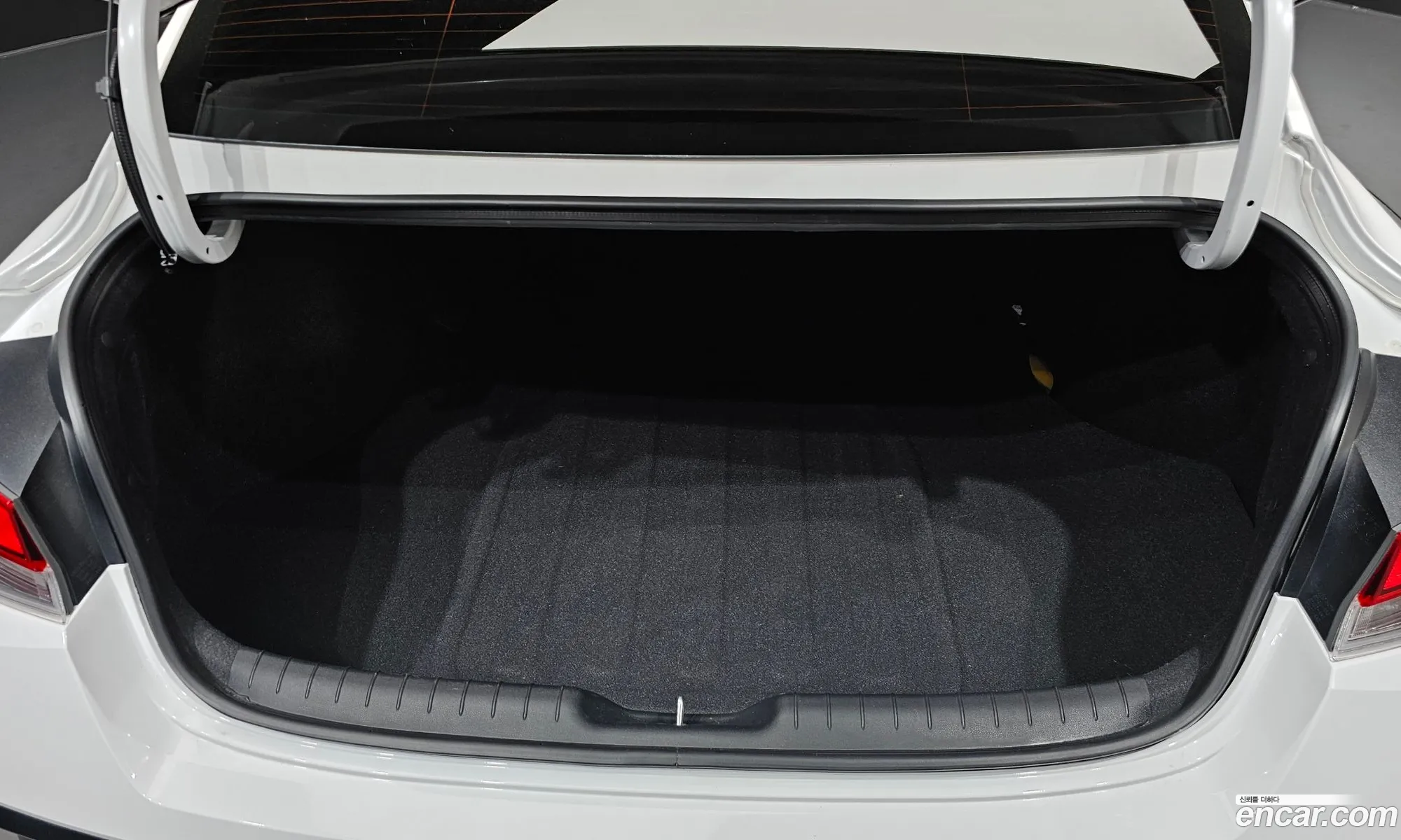 Hyundai Elantra Hybrid 2024 — 8