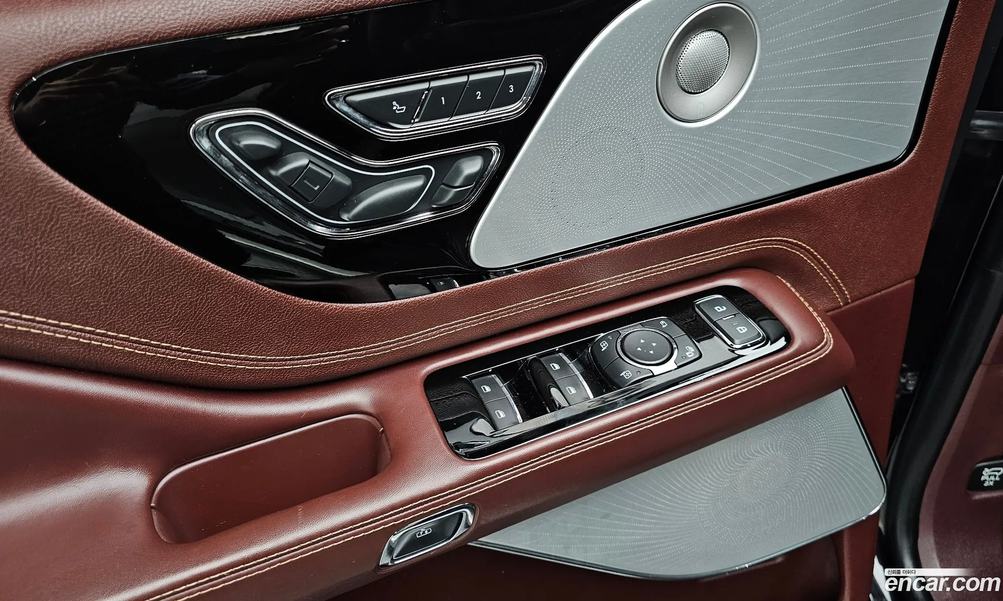 Lincoln Aviator 2021 5LM5J9XC9MGL01430 — 28