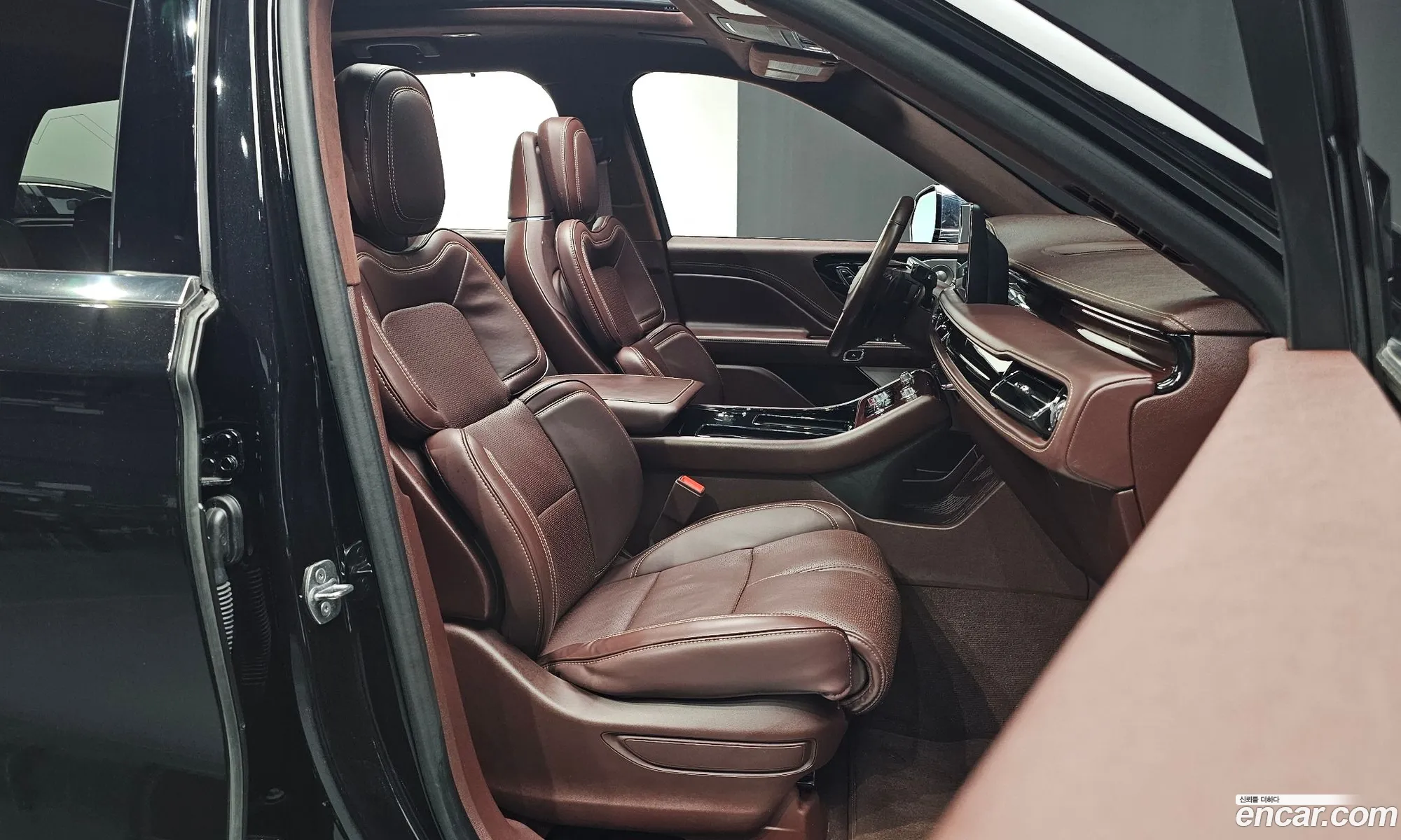 Lincoln Aviator 2021 5LM5J9XC9MGL01430 — 26