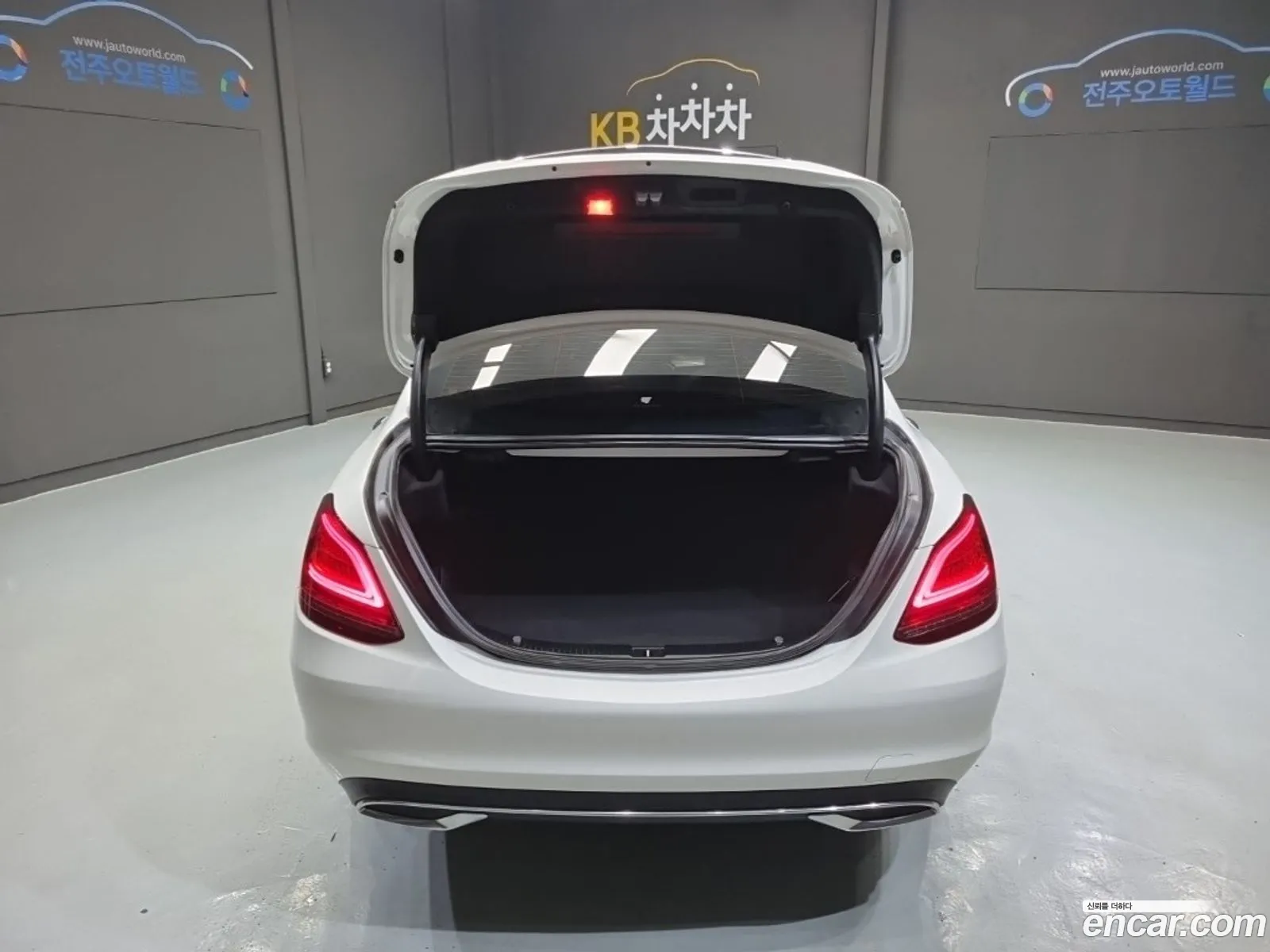 Mercedes-Benz C-Class W205 2020 — 10