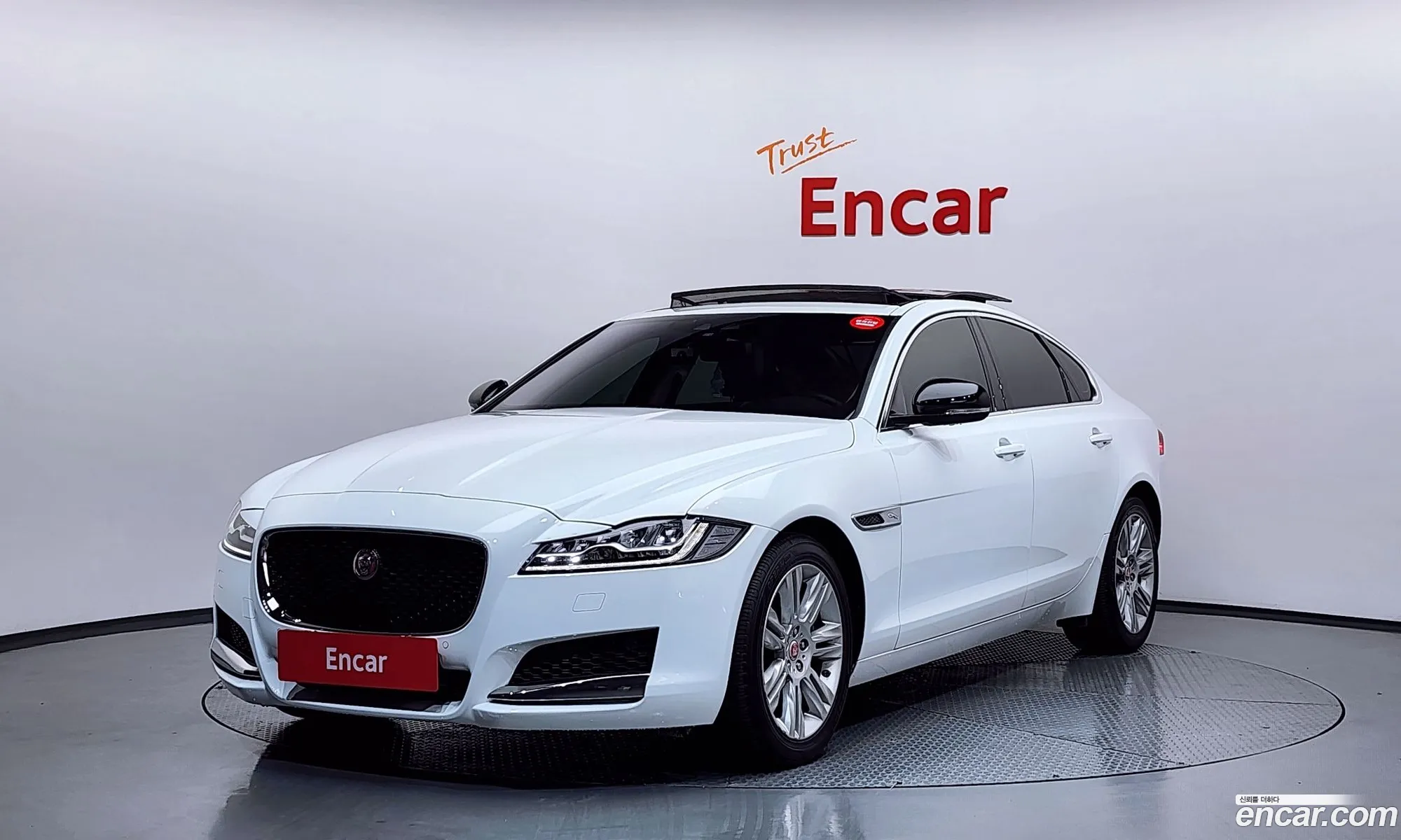 Jaguar XF 2017 SAJBB4BN0HCY36633 — 3