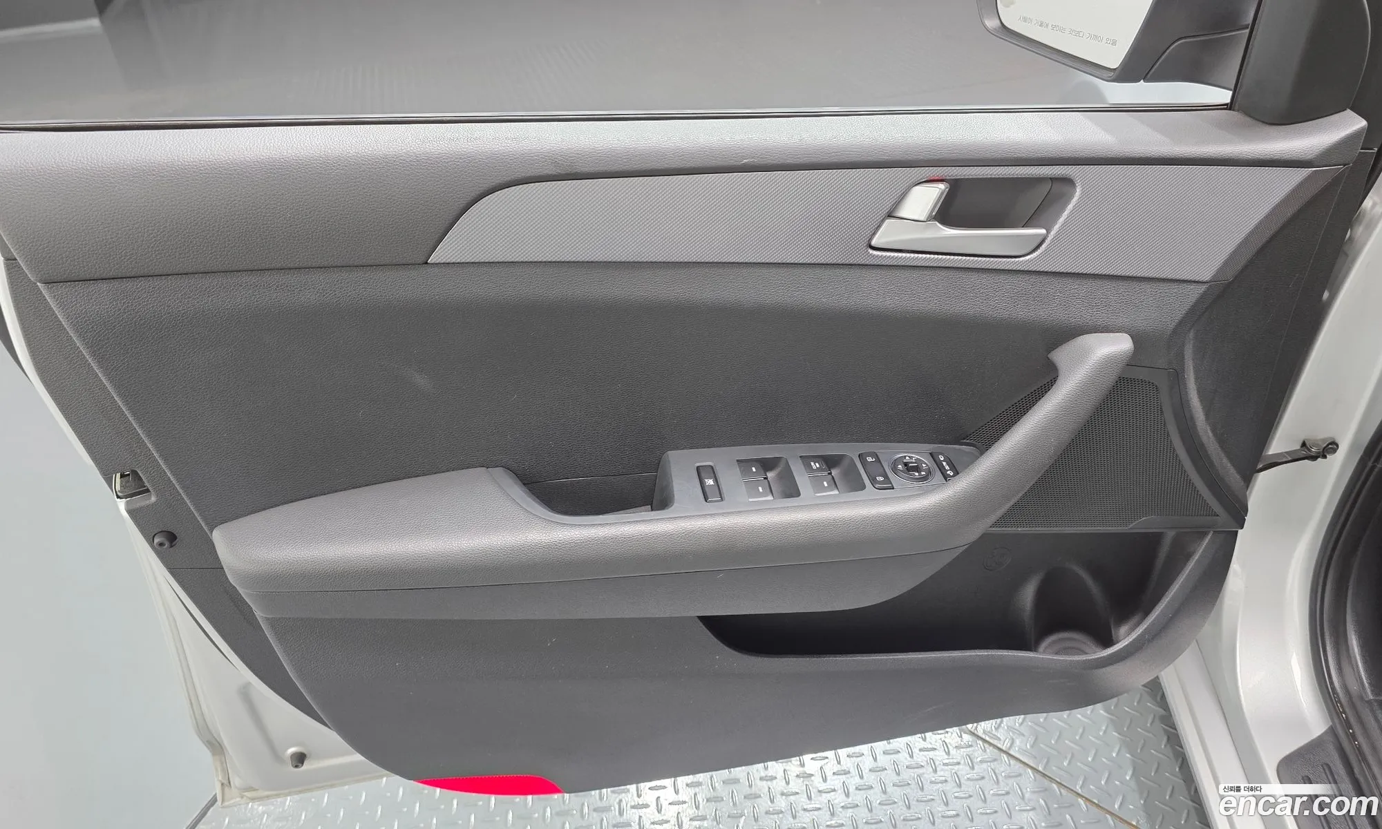 Hyundai LF Sonata 2016 — 17