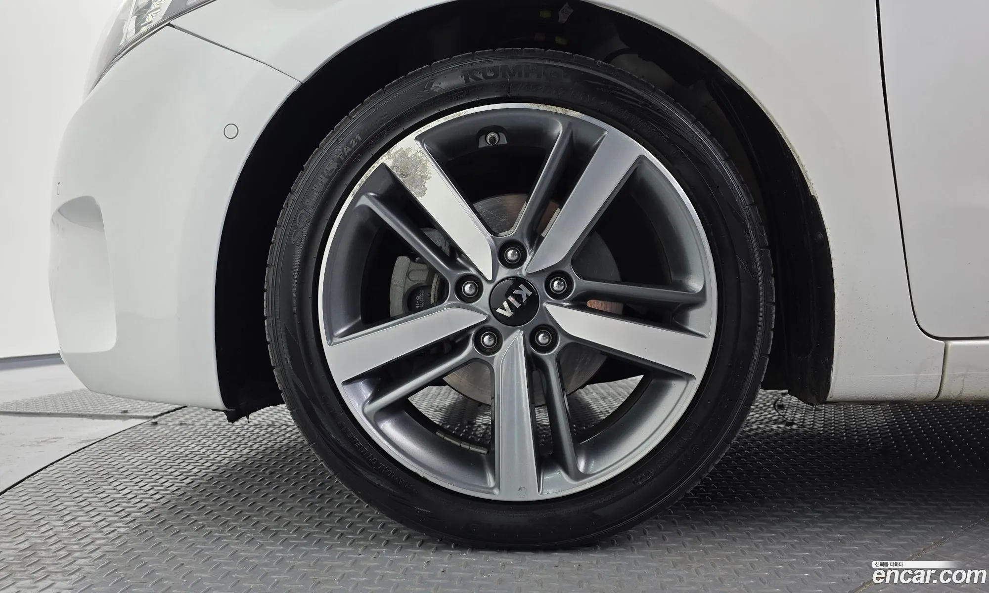 Kia K3 2015 — 17