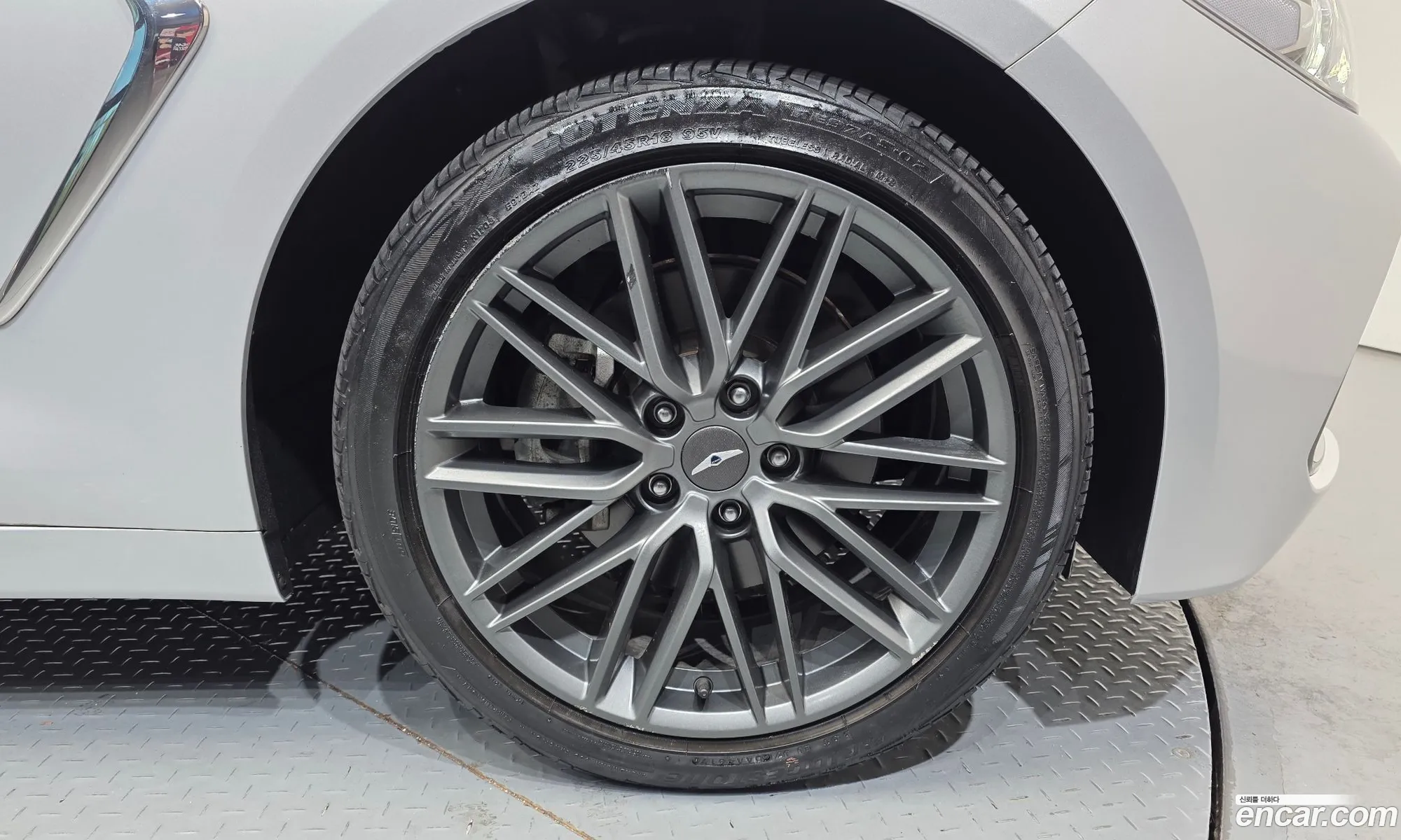 Genesis G70 2018 KMTG341ADJU009636 — 18