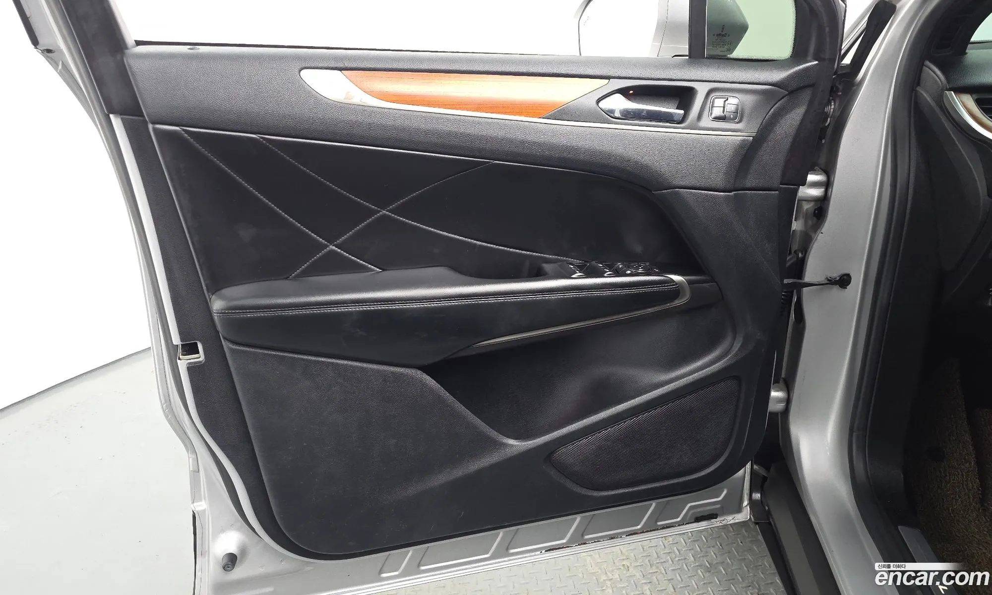 Lincoln MKC 2018 5LMCJ3D96JUL28448 — 26