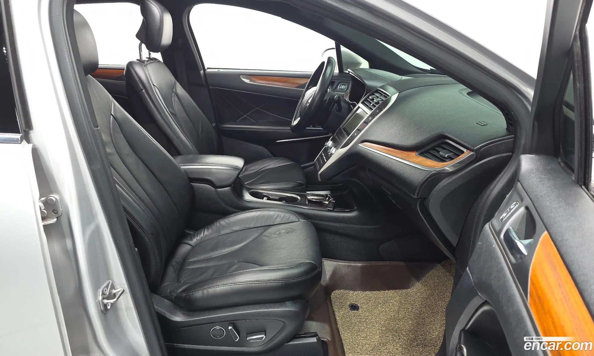 Lincoln MKC 2018 5LMCJ3D96JUL28448 — 18