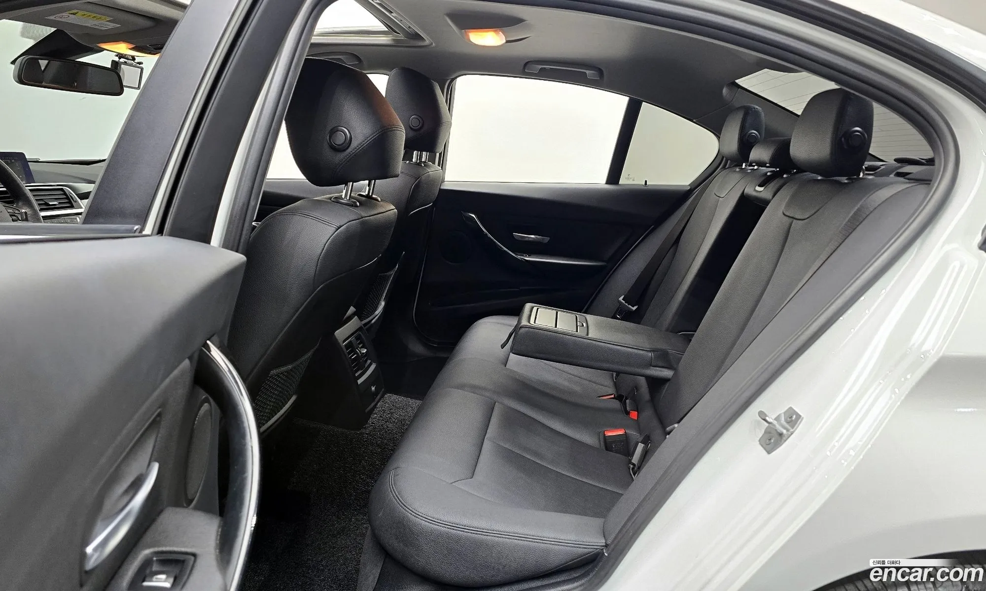 BMW 3 Series 2018 WBA8C5106JA075400 — 4