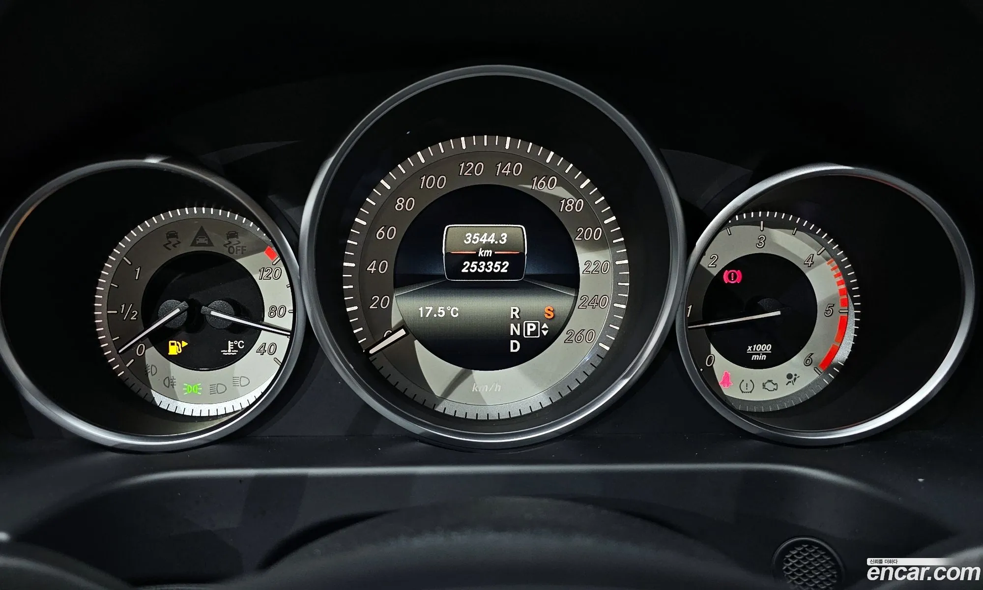 Mercedes-Benz E-Class W212 2014 WDDHF8CB0EB001048 — 16