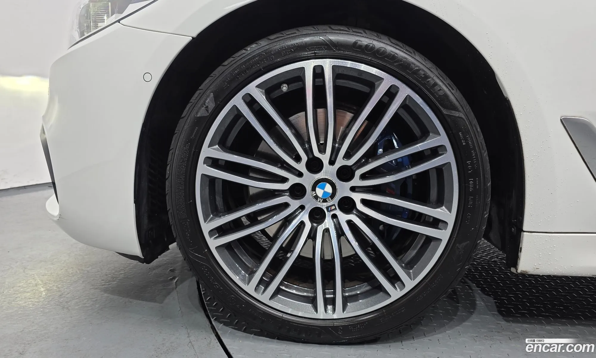 BMW 5 Series 2018 WBAJD9102JWC82863 — 4
