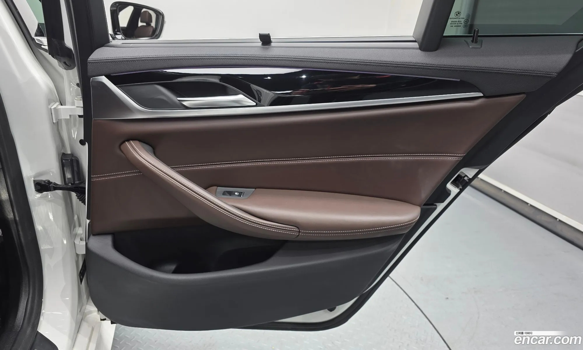 BMW 5 Series 2018 WBAJD9102JWC82863 — 30