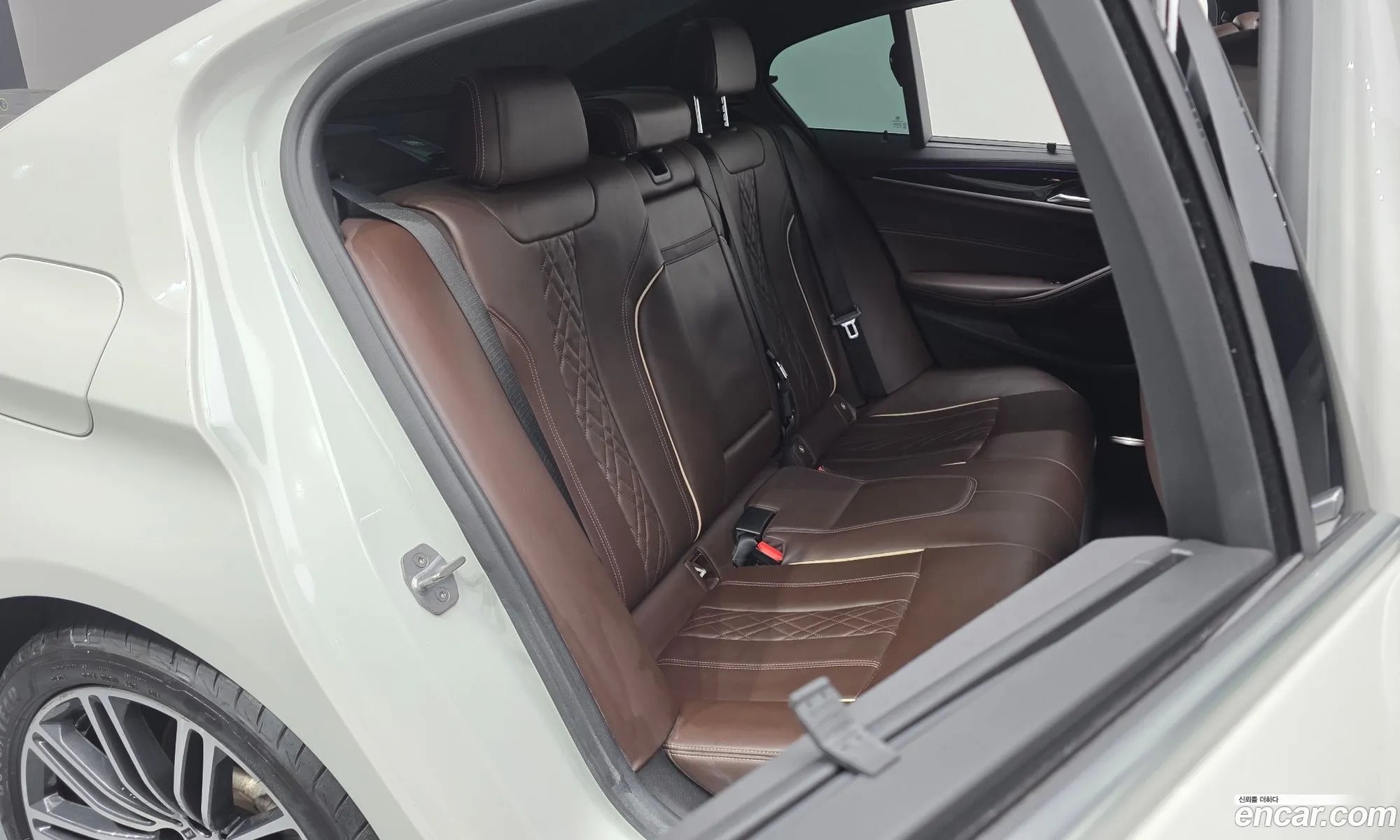 BMW 5 Series 2018 WBAJD9102JWC82863 — 28