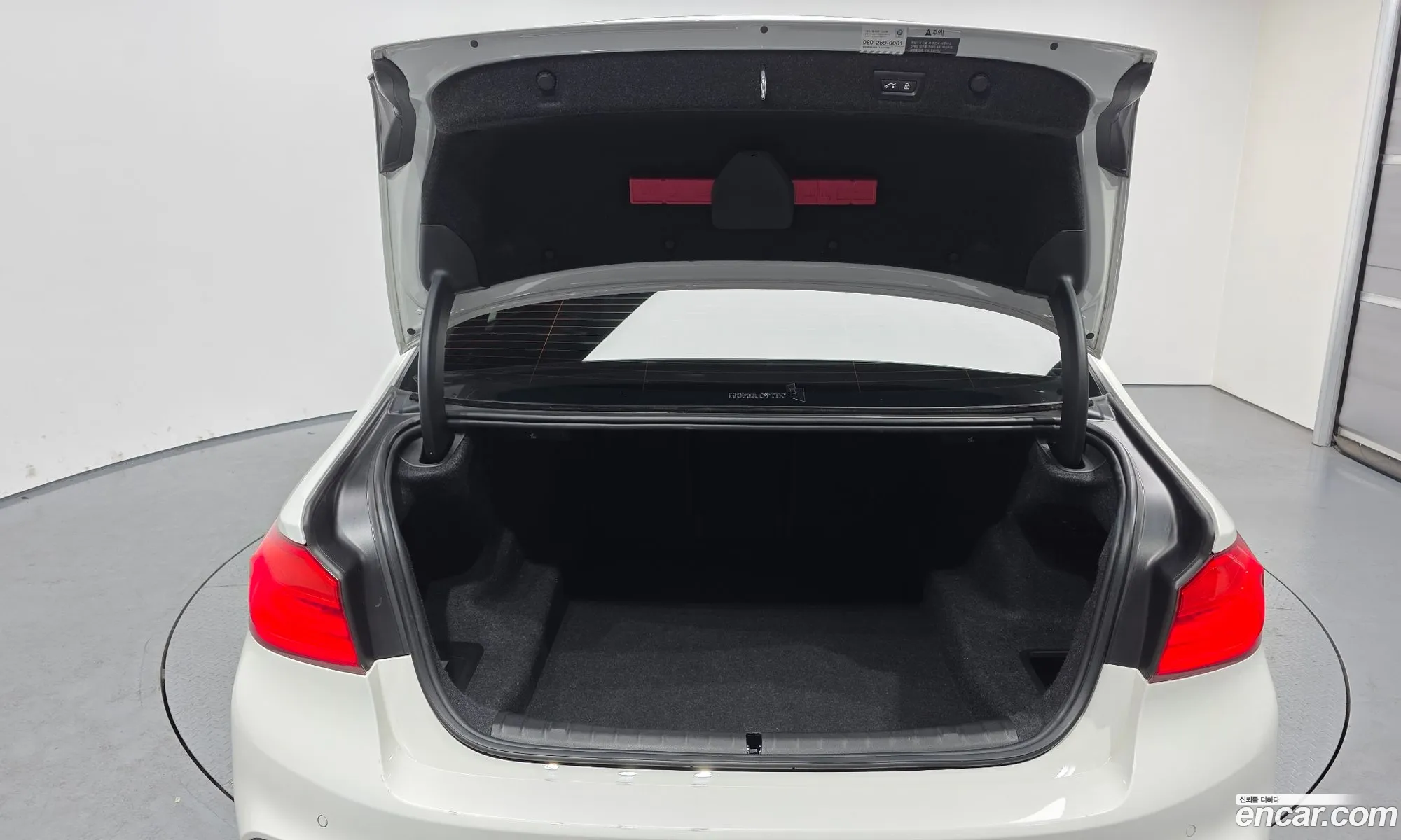 BMW 5 Series 2018 WBAJD9102JWC82863 — 33