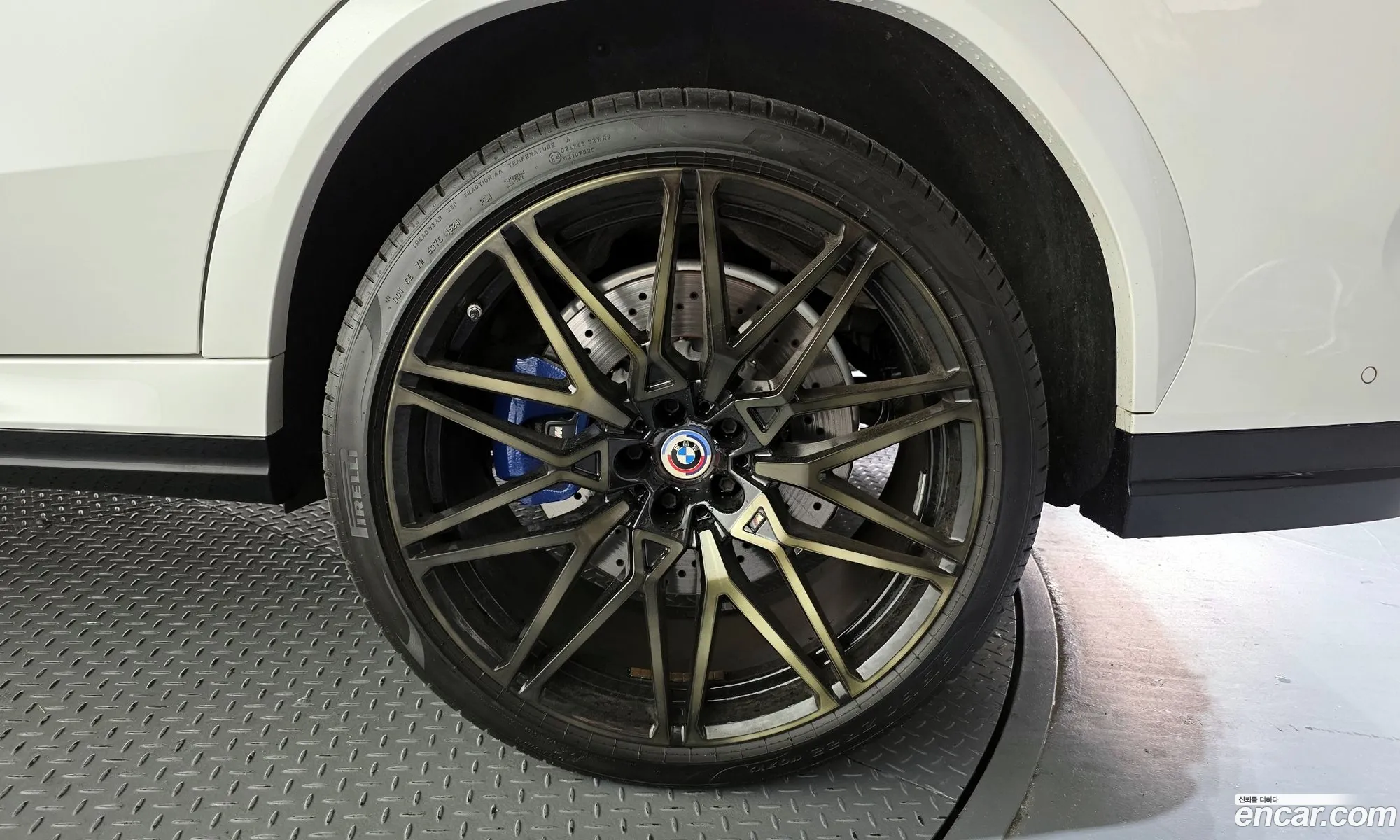 BMW X6 M 2023 — 28
