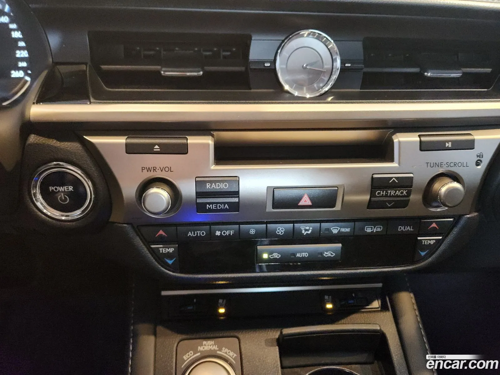 Lexus ES300h 2017 — 12