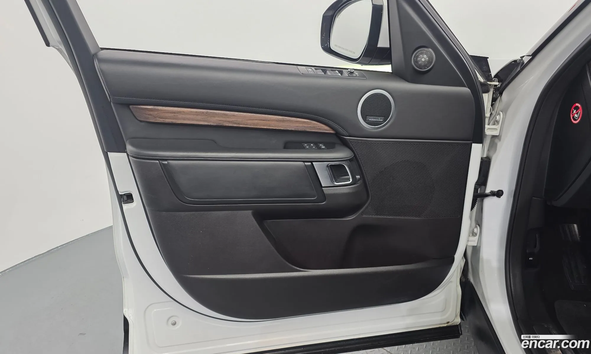 Land Rover Discovery 5 2019 — 4