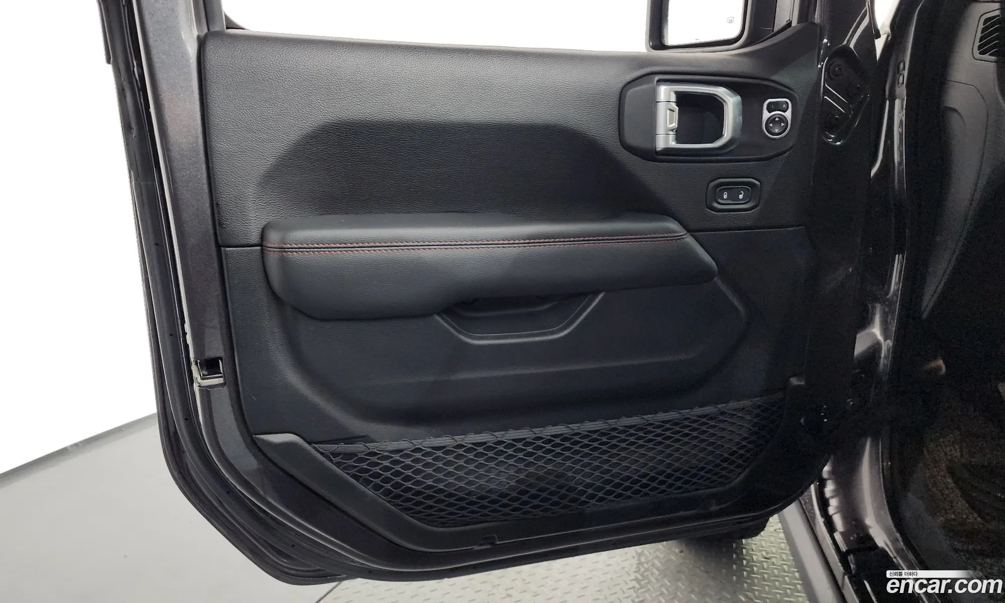 Jeep Wrangler 2020 — 28
