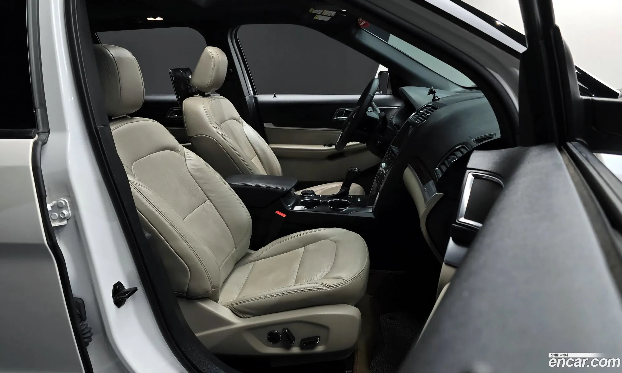 Ford Explorer 2018 1FM5K8FH1JGB23984 — 16