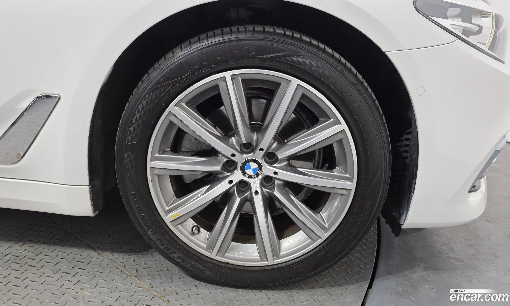 BMW 5 Series 2019 WBAJK7100KBP74176 — 19