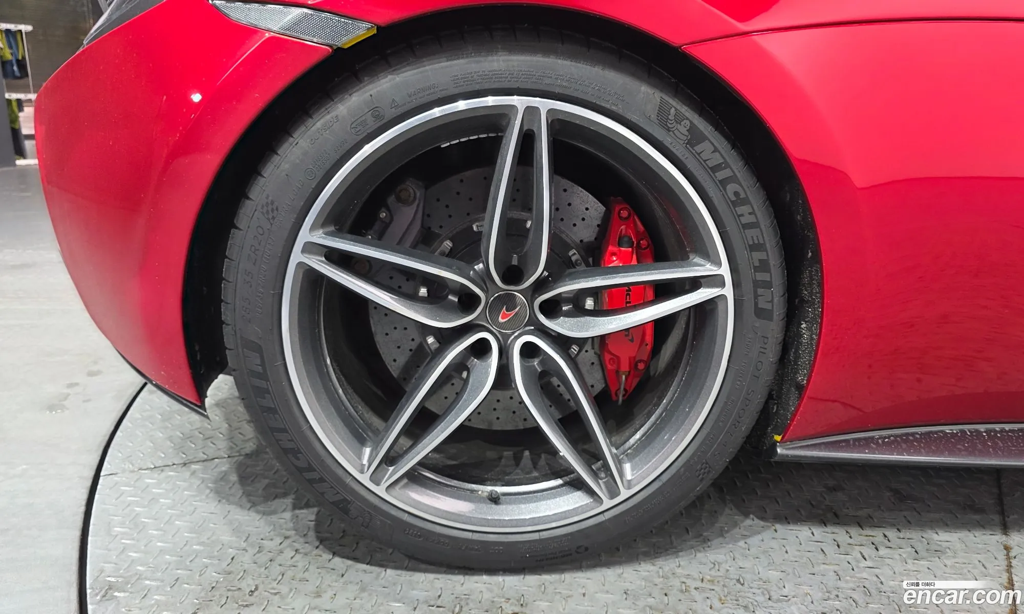 McLaren 570S 2018 SBM13FAB4JW005237 — 18