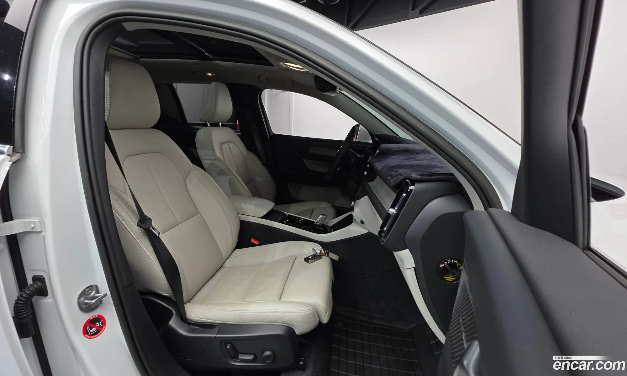 Volvo XC40 2023 — 4